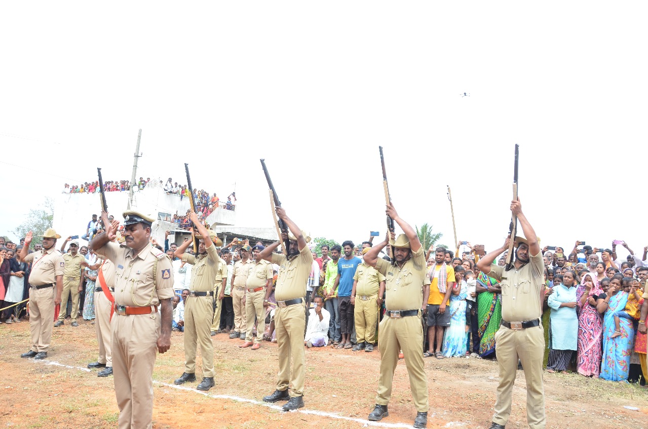 ಮೃತ ಯೋಧನ ಗೌರವಾರ್ಥ ಕುಶಾಲ ತೋಪು ಹಾರಿಸಲಾಯಿತು  