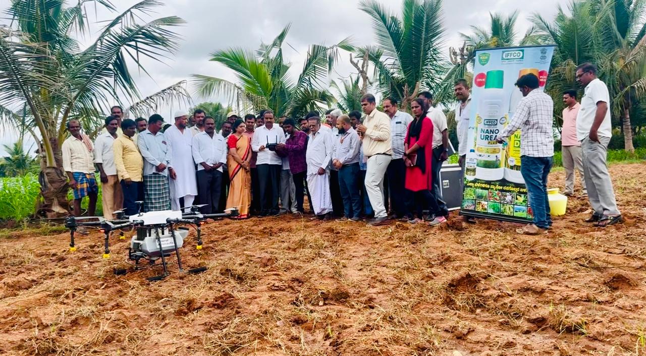 ಗೌರಿಬಿದನೂರು ತಾಲ್ಲೂಕಿನ ಮುದುಗೆರೆ ಗ್ರಾಮದ ಜಮೀನಿನಲ್ಲಿ ಡ್ರೋನ್ ಸಹಾಯದಿಂದ ದ್ರವ ರೂಪದ ಯೂರಿಯಾ ಸಿಂಪಡಣೆ