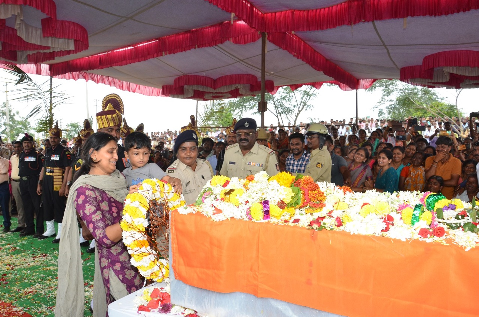 ಯೋಧ ಮಂಜುನಾಥ ಅವರ ಪಾರ್ಥೀವ ಶರೀರಕ್ಕೆ ಅಂತಿಮ ನಮನ ಸಲ್ಲಿಸಿದ ಪತ್ನಿ ಹಾಗೂ ಮಗು 