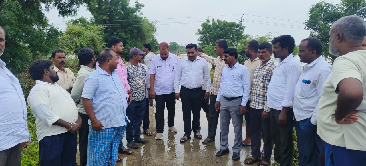 ಆಳಂದ ತಾಲ್ಲೂಕಿನ ಜೀರಹಳ್ಳಿ ಗ್ರಾಮದಲ್ಲಿ ಹೊಲಗದ್ದೆಗಳಿಗೆ ಹಳ್ಳದ ನೀರು ಹರಿದು ಬೆಳೆ ಜಮೀನು ಹಾಳದ ಸ್ಥಳಕ್ಕೆ ತಹಶೀಲ್ದಾರ್‌ ಅಣ್ಣರಾವ ಪಾಟೀಲ ಇಒ ಮಾನಪ್ಪ ಕಟ್ಟಿಮನಿ ಭೇಟಿ ನೀಡಿ ಪರಿಶೀಲನೆ ನಡೆಸಿದರು.