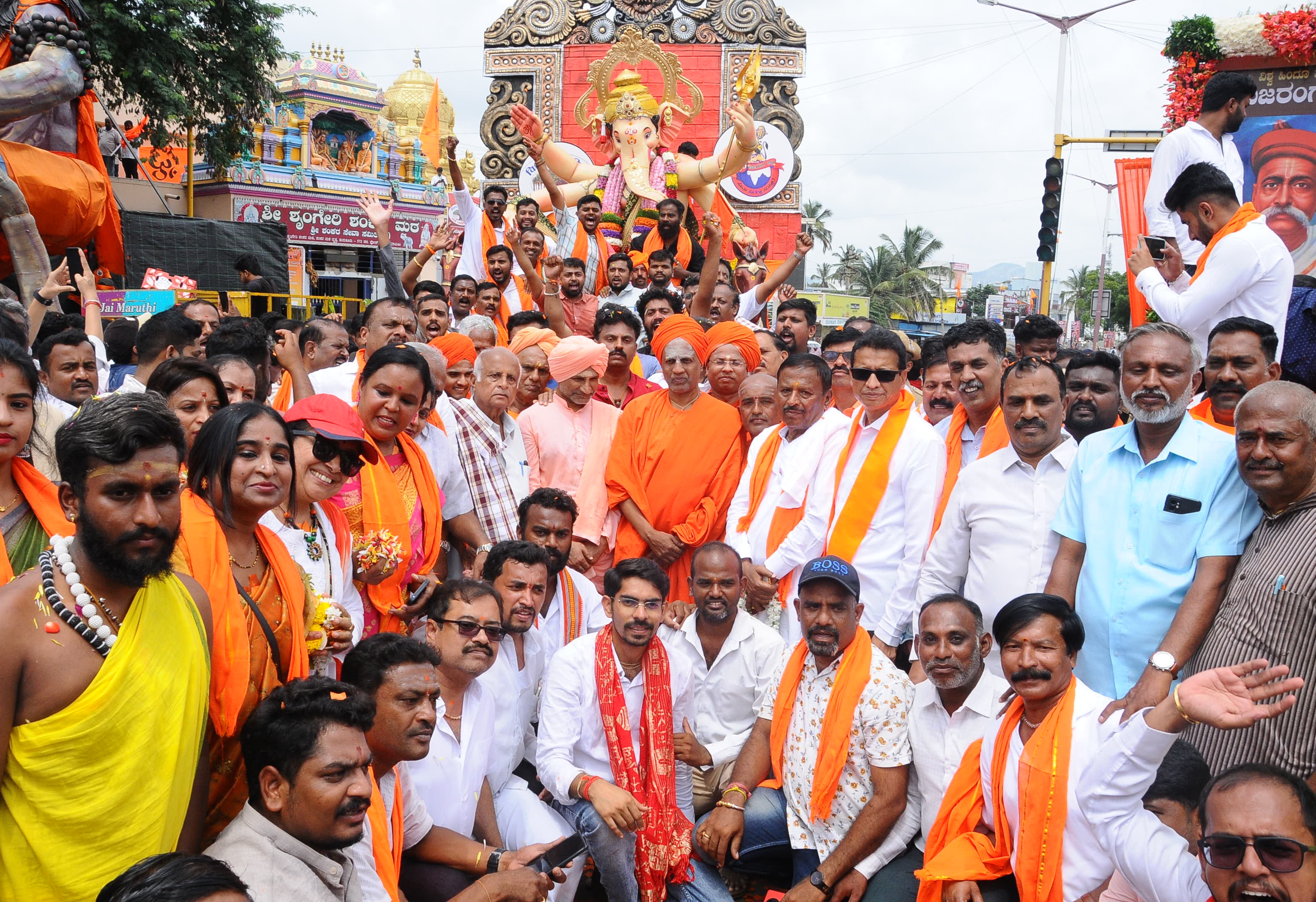 ತುಮಕೂರಿನಲ್ಲಿ ಶುಕ್ರವಾರ ಹಿಂದೂ ಮಹಾಗಣಪತಿ ವಿಸರ್ಜನಾ ಮಹೋತ್ಸವಕ್ಕೆ ಸಿದ್ಧಗಂಗಾ ಮಠದ ಸಿದ್ಧಲಿಂಗ ಸ್ವಾಮೀಜಿ ಚಾಲನೆ ನೀಡಿದರು. ಹಿರೇಮಠದ ಶಿವಾನಂದ ಶಿವಾಚಾರ್ಯ ಸ್ವಾಮೀಜಿ ಬೆಳ್ಳಾವಿ ಕಾರದ ಮಠದ ಕಾರದ ವೀರಬಸವ ಸ್ವಾಮೀಜಿ ಶಾಸಕ ಜಿ.ಬಿ.ಜ್ಯೋತಿಗಣೇಶ್‌ ಇತರರು ಹಾಜರಿದ್ದರು
