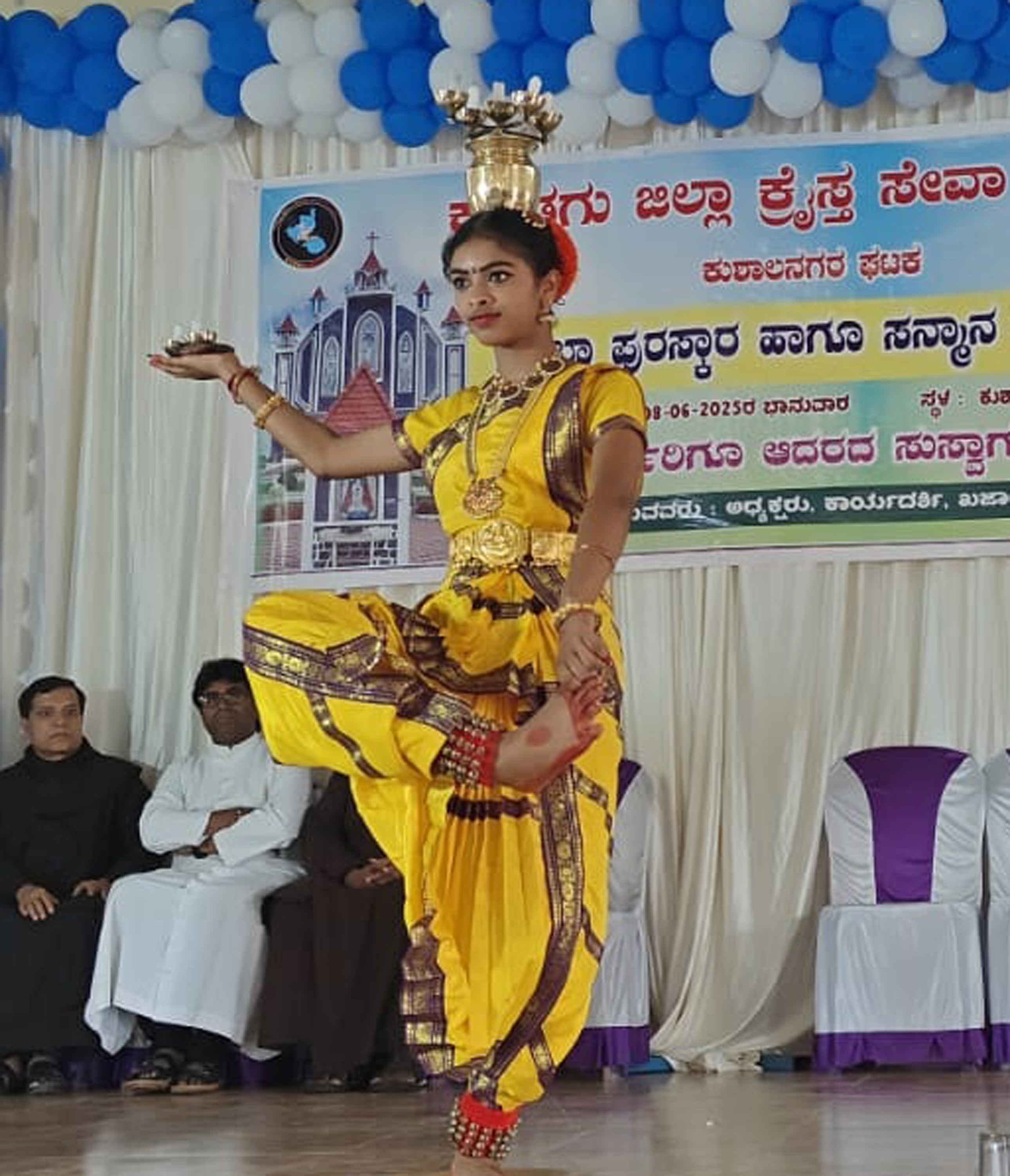 ನೃತ್ಯದಲ್ಲಿ ಪಾಲ್ಗೊಂಡಿರುವ ಆರ್ಯ.