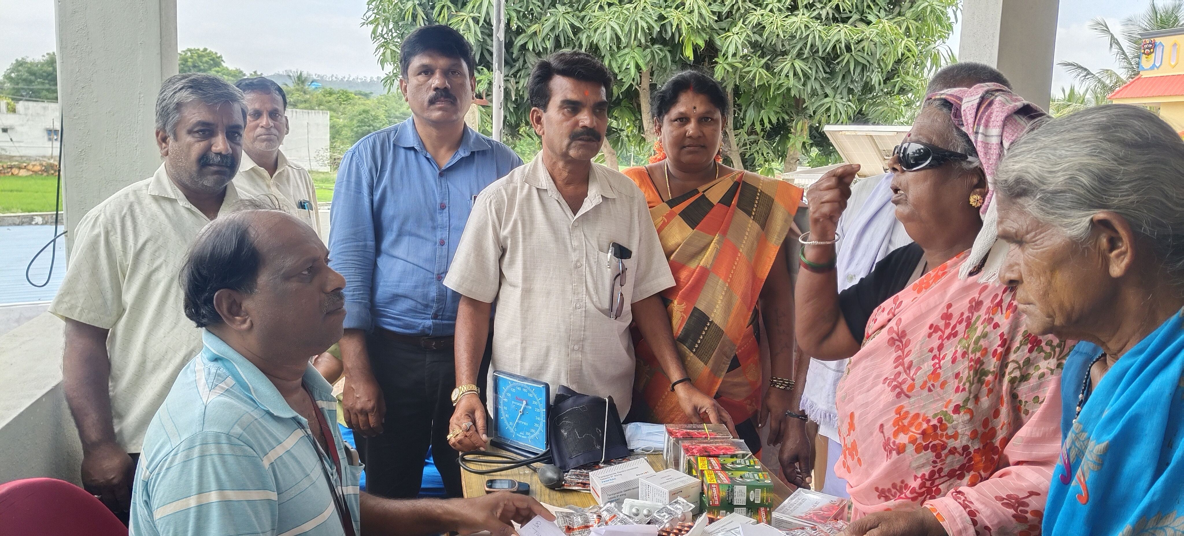 ಬಂಗಾರಪೇಟೆ ತಾಲ್ಲೂಕಿನ ದೋಣಿಮಡಗು ಗ್ರಾಮ ಪಂಚಾಯಿತಿ ಕಾರ್ಯಾಲಯದಲ್ಲಿ ಉಚಿತ ಆರೋಗ್ಯ ಶಿಬಿರದಲ್ಲಿ ಪಾಲ್ಗೊಂಡು ಗ್ರಾ ಪಂ ಅಧ್ಯಕ್ಷೆ ಮಂಜುಳಾ ಎಸ್ ಕೆ ಜಯಣ್ಣ ಮತ್ತು ಪಿಡಿಓ ಚಾಲನೆ ನೀಡಿದರು