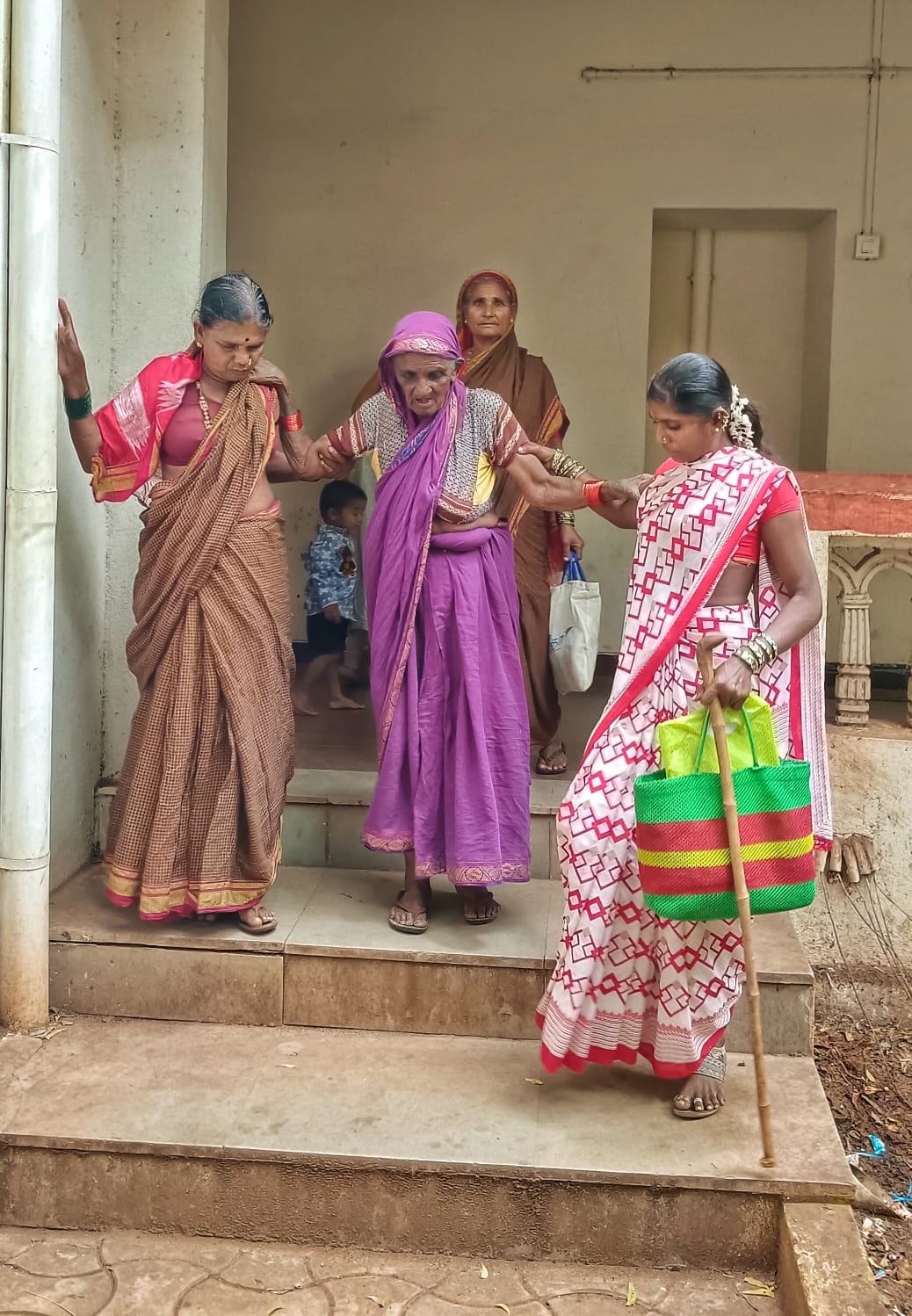 ಬೀಳಗಿಯ ಆಡಳಿತ ಸೌಧದಲ್ಲಿ ವೃದ್ಧೆಯೊಬ್ಬರನ್ನು ಮಹಿಳೆಯರು ಕರೆದುಕೊಂಡು ಹೋದರು