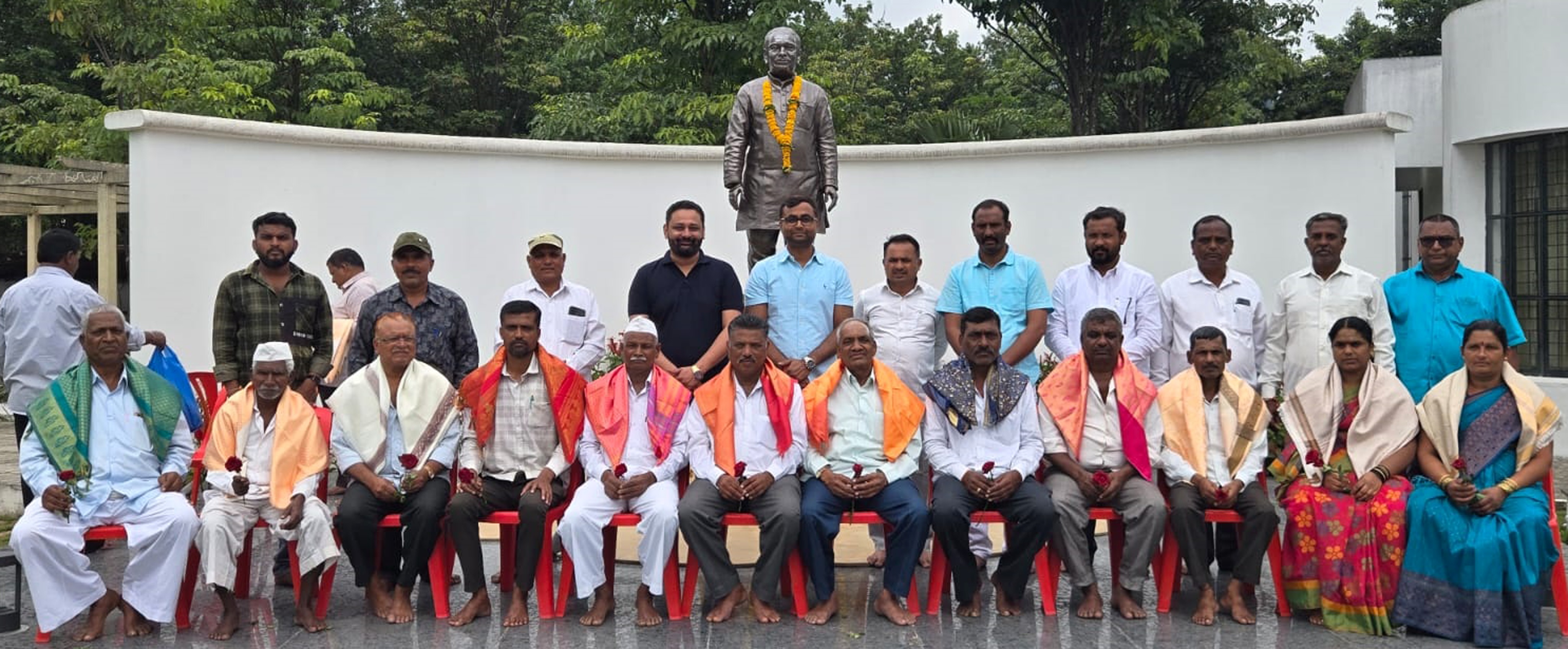 ಹುಕ್ಕೇರಿ ಶಾಸಕ ನಿಖಿಲ್ ಕತ್ತಿ ಮತ್ತು ಎ.ಬಿ.ಪಾಟೀಲ್ ಪುತ್ರ ವಿನಯಗೌಡ ತಮಗೆ ಬೆಂಬಲ ವ್ಯಕ್ತಪಡಿಸಿದ್ದಕ್ಕೆ ತಾಲ್ಲೂಕಿನ ನಿಡಸೋಸಿ ಗ್ರಾಮದ ಪಿಕೆಪಿಎಸ್ ನಿರ್ದೇಶಕರನ್ನು ಶುಕ್ರವಾರ ಅಭಿನಂದಿಸಿದರು.