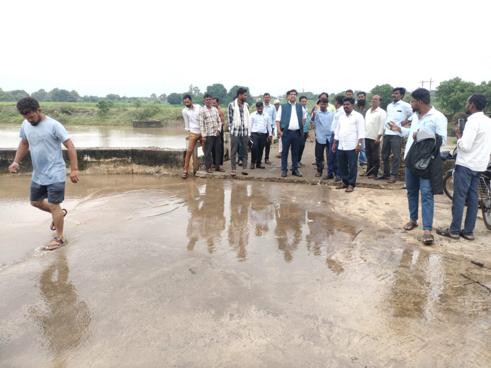 ಆಳಂದ ತಾಲ್ಲೂಕಿನ ಜೀರಹಳ್ಳಿ-ಖಾನಾಪುರ ಗ್ರಾಮಗಳಲ್ಲಿ ಧಾರಾಕಾರ ಮಳೆಗೆ ಹಾನಿಯಾದ ಸೇತುವೆ ಸಂಪರ್ಕ ರಸ್ತೆಗಳನ್ನು ಜಿಪಂ ಸಿಇಒ ಭಂವರ್ ಸಿಂಗ್‌ ಮೀನಾ ಹಾಗೂ ಅಧಿಕಾರಿಗಳು ಪರಿಶೀಲನೆ ನಡೆಸಿದರು.
