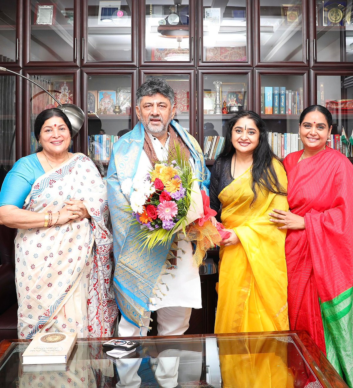 ವಿಷ್ಣು, ಸರೋಜಾದೇವಿಗೆ ‘ಕರ್ನಾಟಕ ರತ್ನ’: ಡಿಸಿಎಂಗೆ ಕೃತಜ್ಞತೆ ಸಲ್ಲಿಸಿದ ನಟಿಯರು