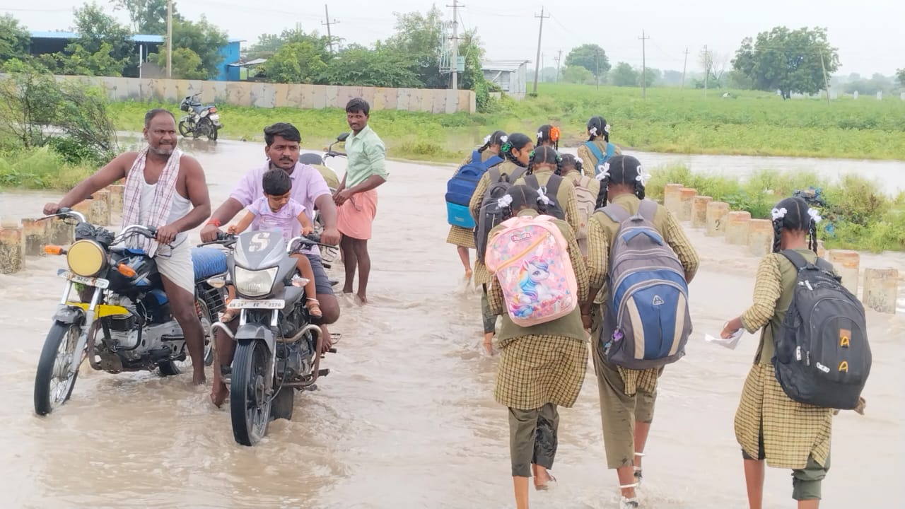 ಸಿರುಗುಪ್ಪ ತಾಲ್ಲೂಕಿನ ನಾಗರಹಾಳು– ಅಲಬನೂರು ಸಂಪರ್ಕಿಸುವ ಕೋಳ್ಳಿ ಹಳ್ಳ ಮಳೆಯಿಂದಾಗಿ ತುಂಬಿ ಹರಿಯುತ್ತಿದ್ದು ಸಾರ್ವಜನಿಕರು ವಿದ್ಯಾರ್ಥಿಗಳು ನೀರಿನಲ್ಲೇ ನಡೆದು ಸೇತುವೆ ದಾರಿದರು