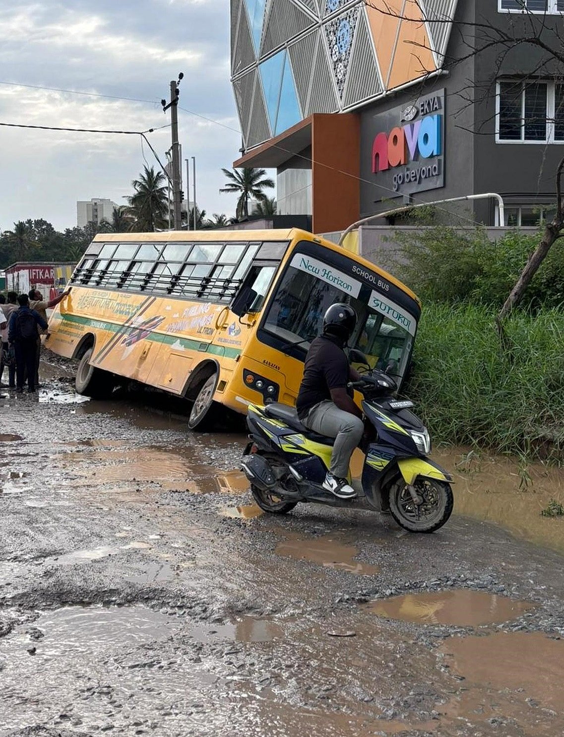 ಬೆಂಗಳೂರು | ರಸ್ತೆಯಲ್ಲಿ ಗುಂಡಿ: ಉರುಳಿದ ಶಾಲಾ ಬಸ್