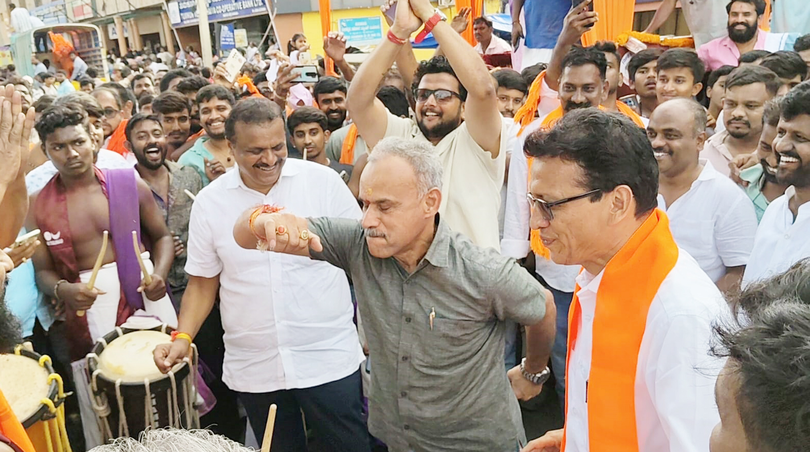 ಮೆರವಣಿಗೆಯಲ್ಲಿ ಶಾಸಕರಾದ ಬಿ.ಸುರೇಶ್‌ಗೌಡ ಜಿ.ಬಿ.ಜ್ಯೋತಿಗಣೇಶ್‌ ತಮಟೆ ಸದ್ದಿಗೆ ಹೆಜ್ಜೆ ಹಾಕಿದರು