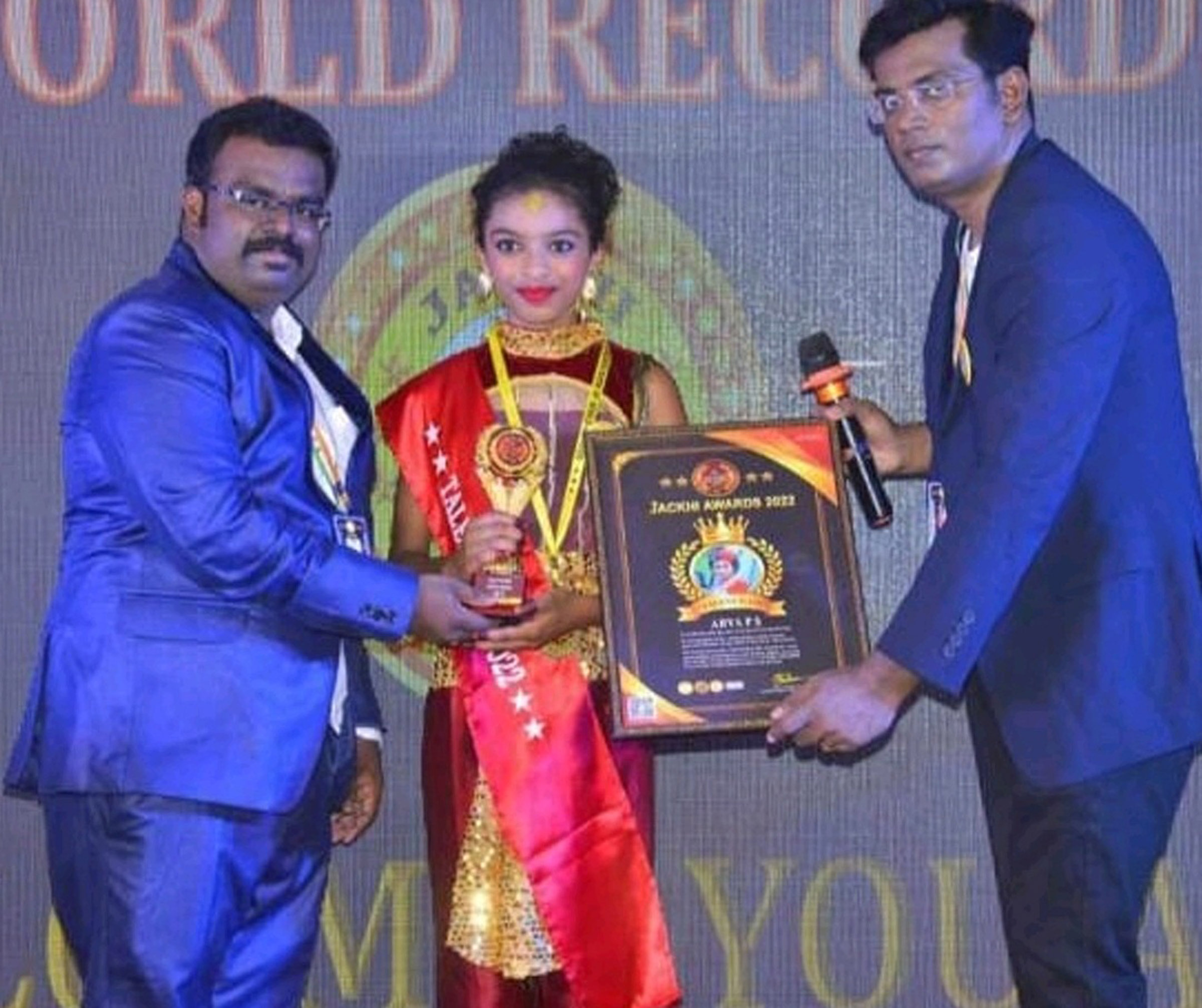 ಇಂಡಿಯನ್ ಬುಕ್ ಆಫ್ ವರ್ಲ್ಡ್ ರೆಕಾರ್ಡ್ ಸಂಸ್ಥೆಯಿಂದ ಡ್ಯಾನ್ಸ್ ಟ್ಯಾಲೆಂಟ್ ಶೋ-2023 ರಲ್ಲಿ ಭಾಗವಹಿಸಿ ಪ್ರಶಸ್ತಿಗೆ ಪಾತ್ರಳಾಗಿ ಪ್ರಶಸ್ತಿ ಸ್ವೀಕರಿಸುತ್ತಿರುವ ಆರ್ಯ.