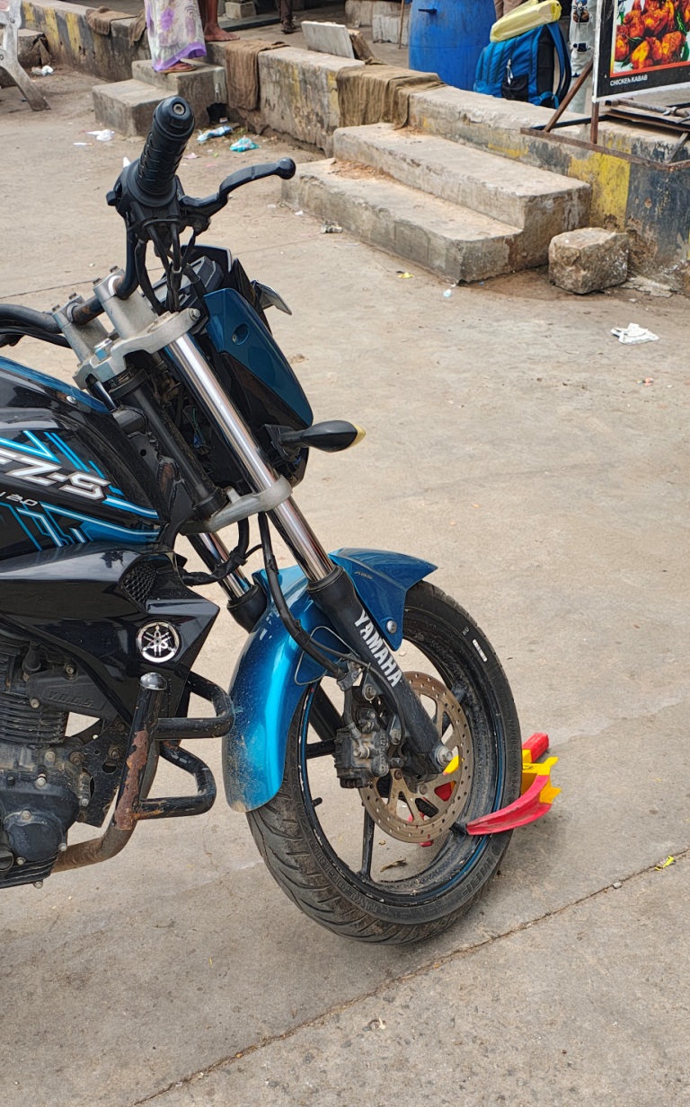 ಅನಧಿಕೃತವಾಗಿ ನಿಲ್ಲಿಸಲಾಗಿದ್ದ ಬೈಕ್ ಲಾಕ್ ಮಾಡಿರುವ ಪೊಲೀಸರು