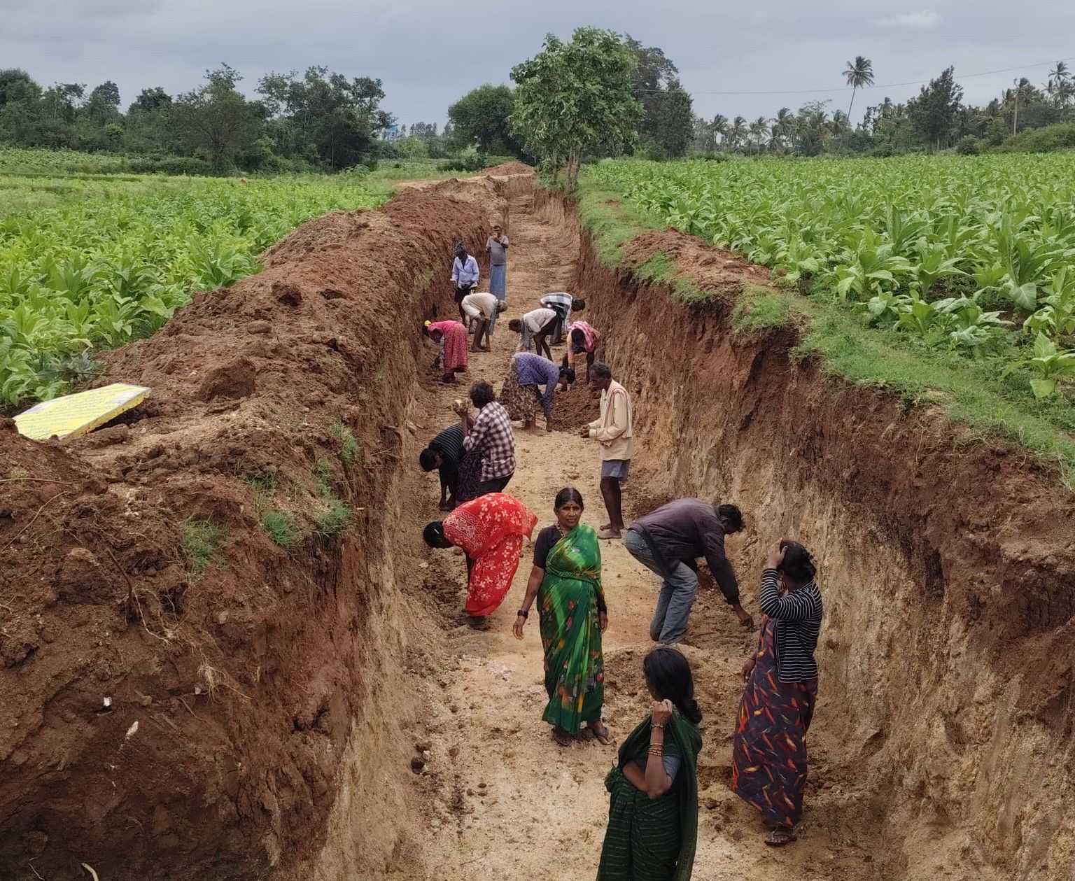 ಹುಣಸೂರು ತಾಲ್ಲೂಕಿನ ಕರ್ಣಕುಪ್ಪೆ ಪಂಚಾಯಿತಿ ವ್ಯಾಪ್ತಿಯಲ್ಲಿ ಮನರೇಗಾ ಯೋಜನೆ ಮೂಲಕ ನೀರುಗಾಲುವೆ ನಿರ್ಮಾಣ ಕಾಮಗಾರಿ ನಡೆದಿರುವ ಚಿತ್ರ.