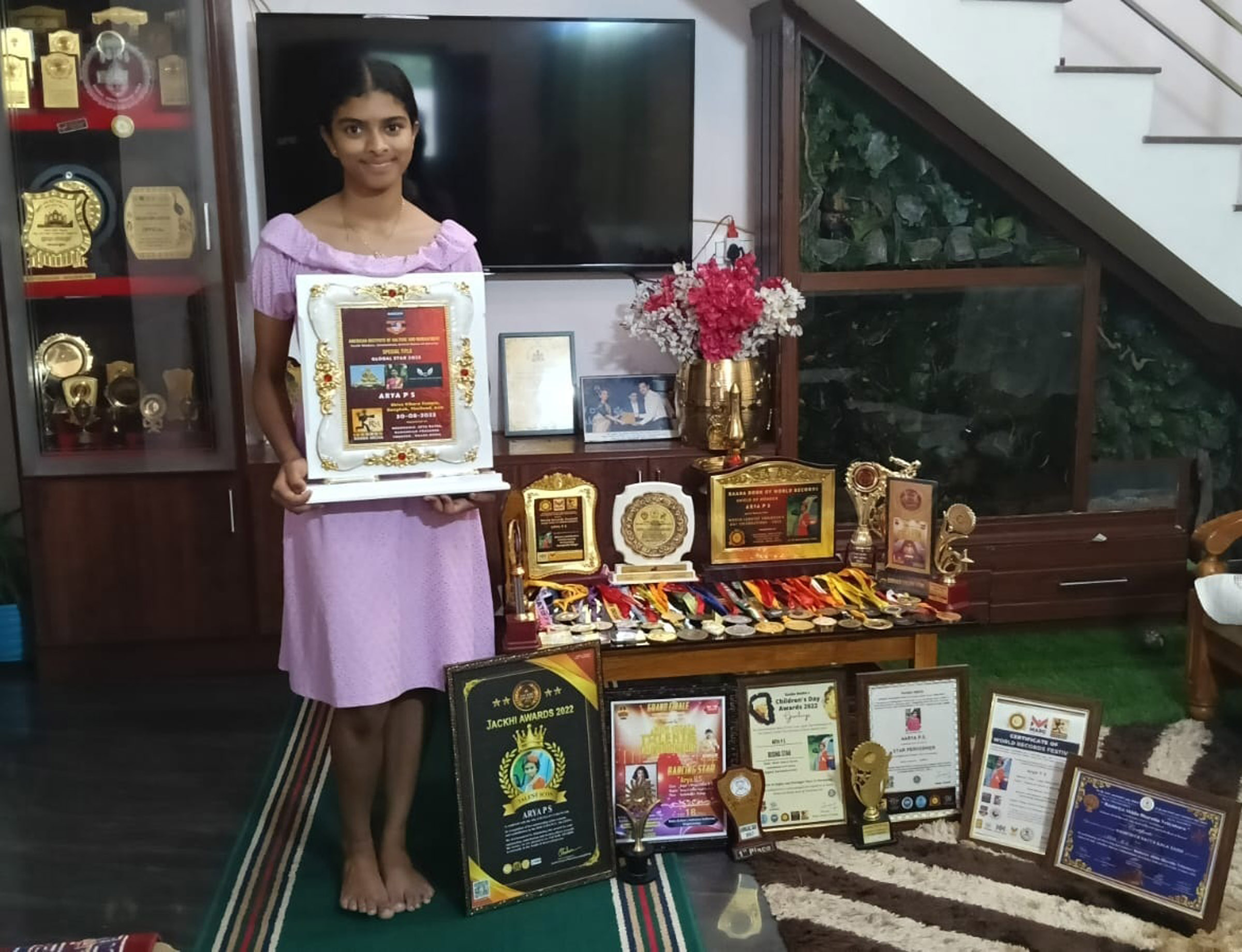ತಾನು ಪಡೆದ ಪ್ರಶಸ್ತಿಗಳೊಂದಿಗೆ ಆರ್ಯ.