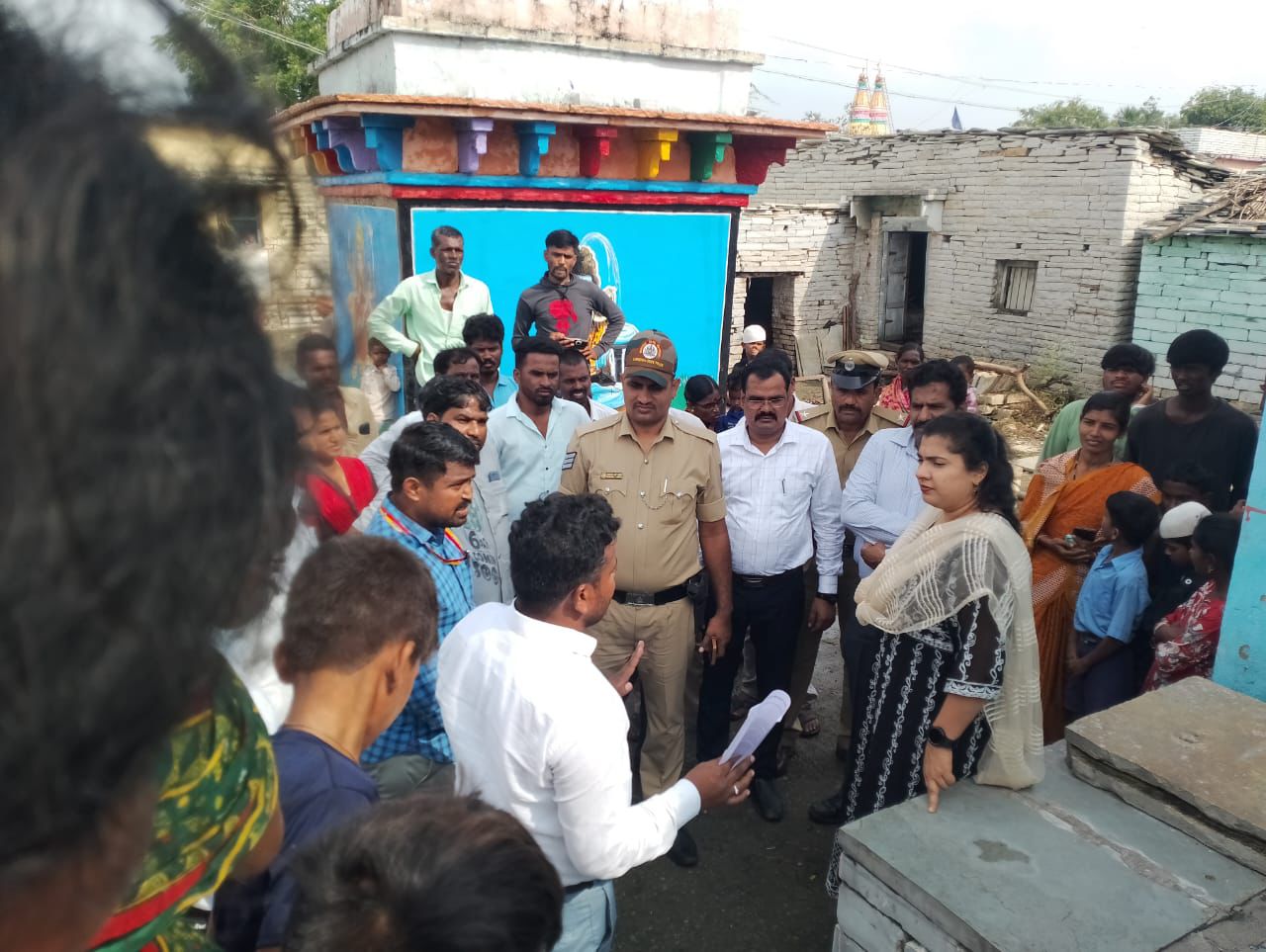 ವಾಡಿ ಸಮೀಪದ ಬಳವಡಗಿ ಗ್ರಾಮಕ್ಕೆ ಜಿಲ್ಲಾಧಿಕಾರಿ ಶುಕ್ರವಾರ ಭೇಟಿ ನೀಡಿ ಗ್ರಾಮಸ್ಥರ ಸಮಸ್ಯೆ ಆಲಿಸಿದರು.