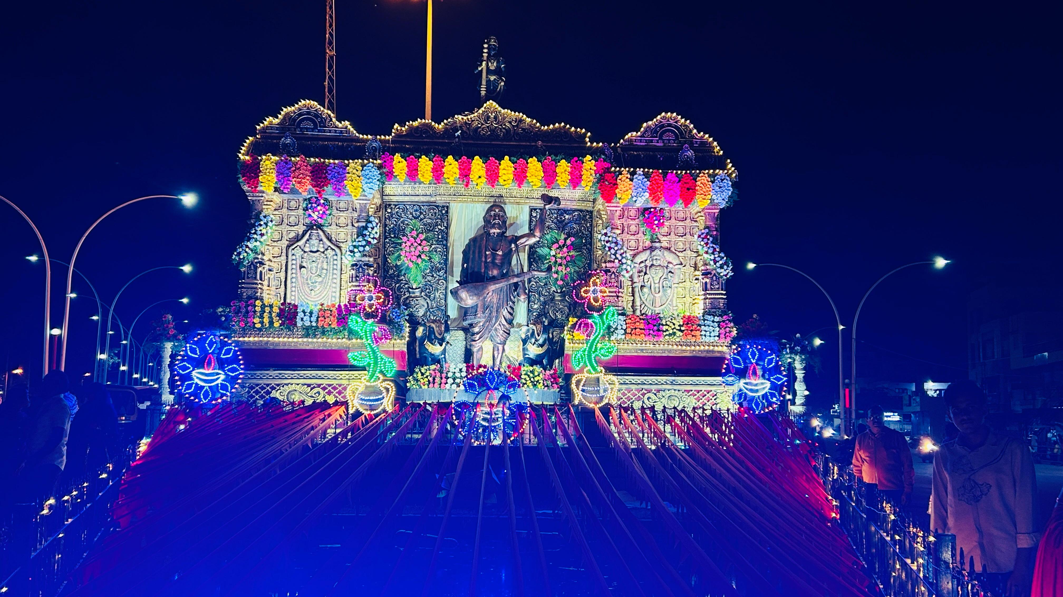 ಹೊಳಲ್ಕೆರೆ ರಸ್ತೆಯ ಕನಕ ವೃತ್ತದ ಚಿತ್ರಣ ಚಿತ್ರಗಳು: ಚಂದ್ರಪ್ಪ ವಿ.
