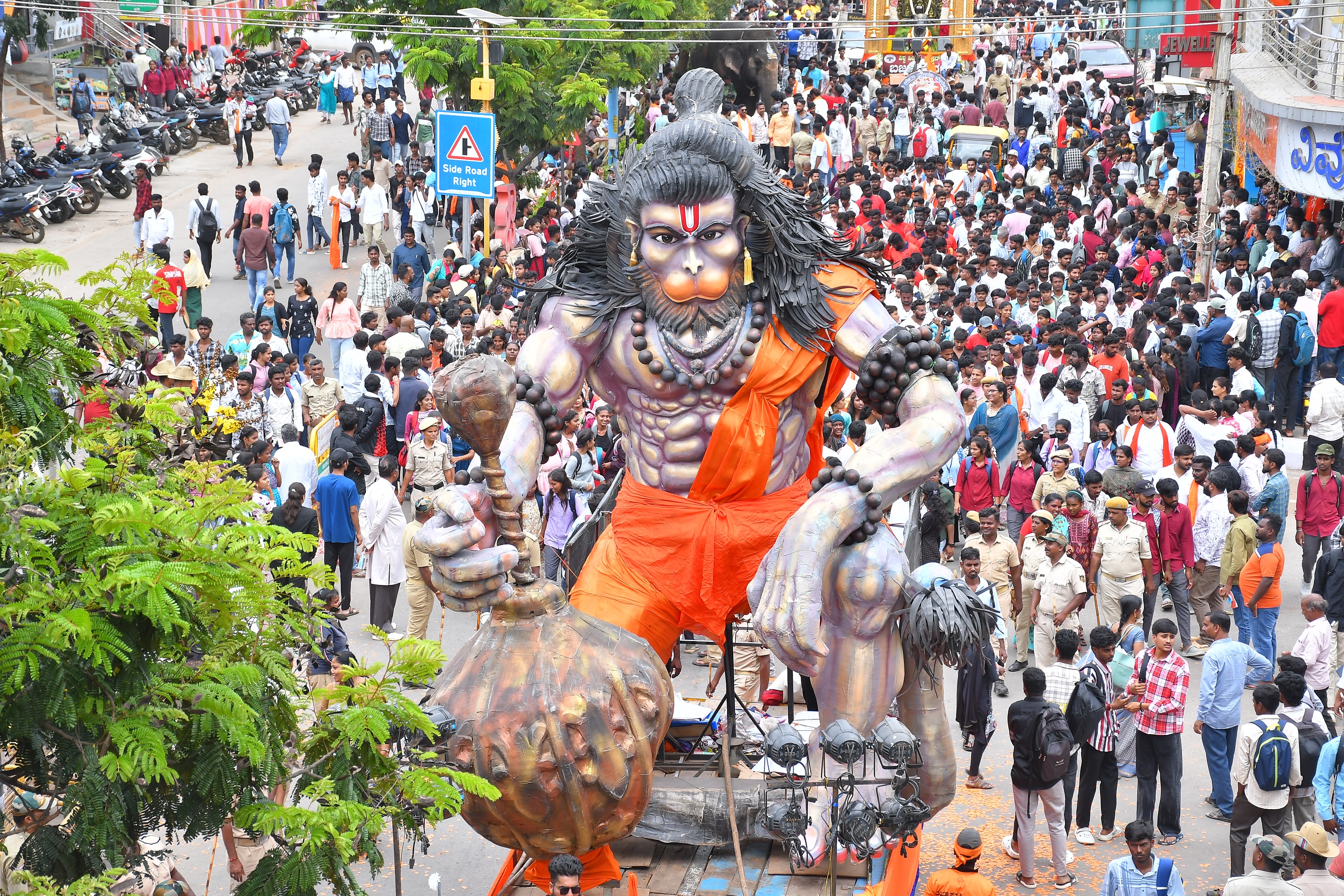 ಮೆರವಣಿಗೆಯಲ್ಲಿ ಗಮನ ಸೆಳೆದ ಆಂಜನೇಯ ಸ್ತಬ್ಧ ಚಿತ್ರ