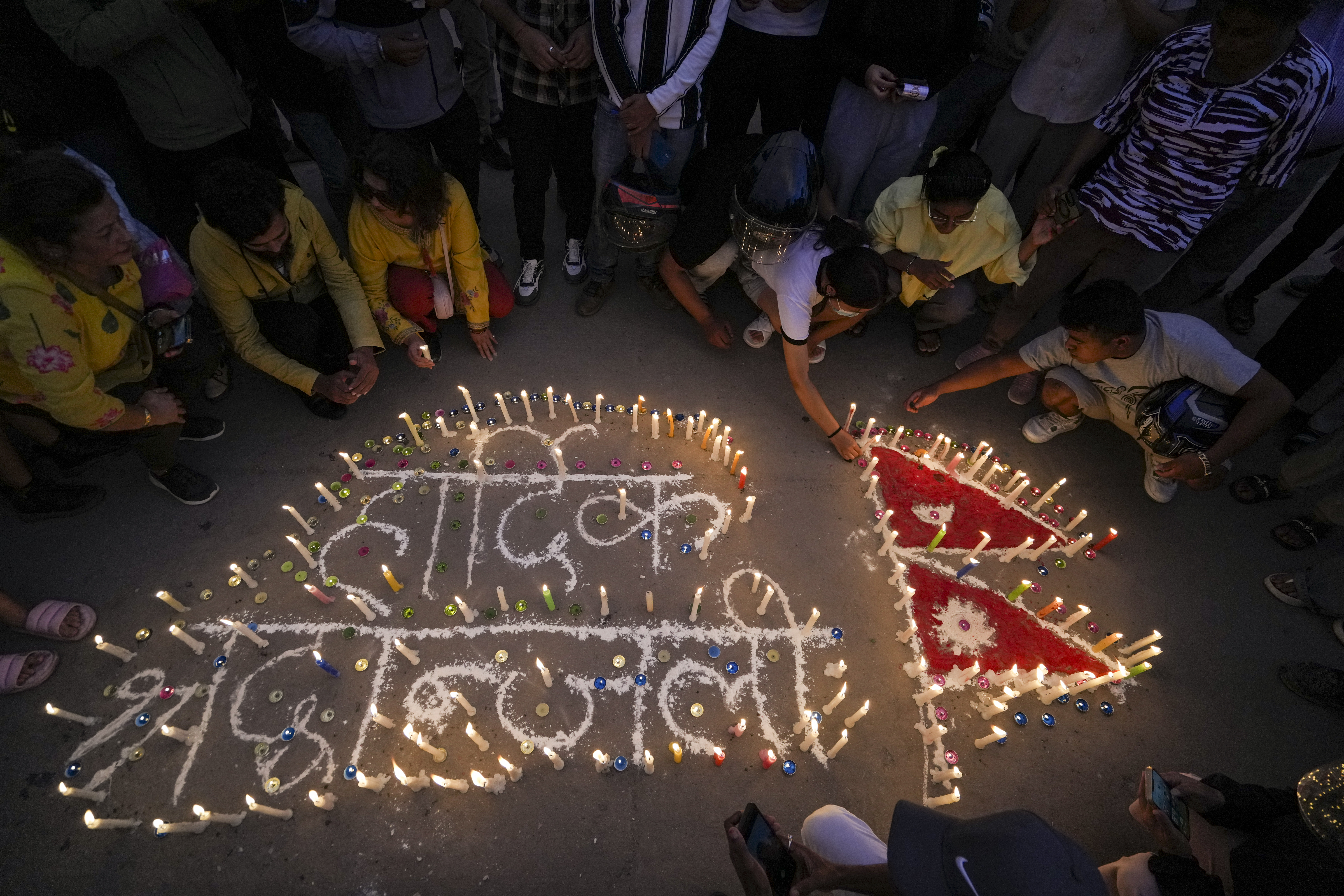 ಕಠ್ಮಂಡುವಿನಲ್ಲಿ ನಡೆದ ಪ್ರತಿಭಟನೆಯಲ್ಲಿ ಸಾವಿಗೀಡಾದವರ ಸ್ಮರಣಾರ್ಥ ಜನರು ಶನಿವಾರ ಮೇಣದ ಬತ್ತಿ ಬೆಳಗಿಸಿದರು.   