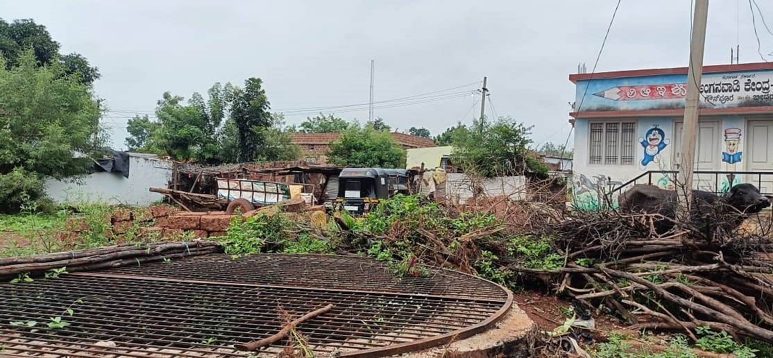 ಬೀದರ್ | ಸಾರ್ವಜನಿಕರ ಸುರಕ್ಷತೆಗಾಗಿ ತೆರೆದ ಬಾವಿಗಳಿಗೆ ಕಬ್ಬಿಣದ ಜಾಲರಿ ಅಳವಡಿಕೆ