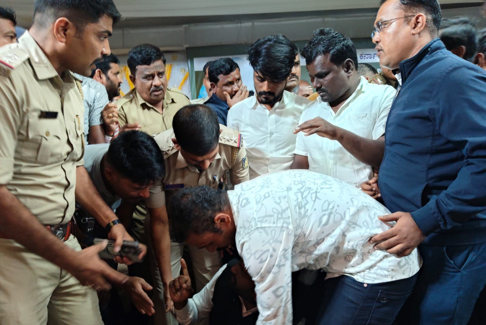ಔರಾದ್ ಪಟ್ಟಣದಲ್ಲಿ ನಡೆದ ಶಿಕ್ಷಕರ ದಿನಾಚರಣೆ ಕಾರ್ಯಕ್ರಮದಲ್ಲಿ ಪ್ರತಿಭಟನೆ ನಡೆಸುತ್ತಿದ್ದ ಕಾರ್ಯಕರ್ತರನ್ನು ಪೊಲೀಸರು ವಶಕ್ಕೆ ಪಡೆದರು