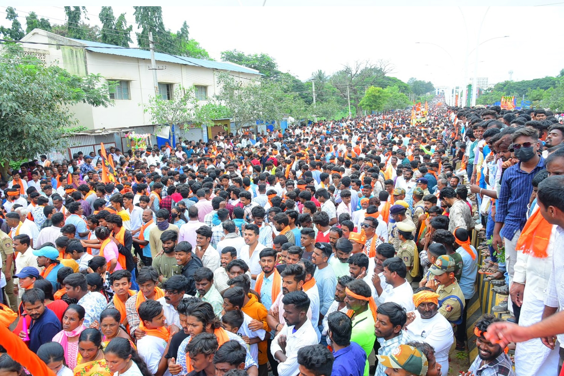 ಗಣೇಶ ಮೂರ್ತಿ ವಿಸರ್ಜನೆ ಅಂಗವಾಗಿ ಚಿತ್ರದುರ್ಗದ ಬಿ.ಡಿ ರಸ್ತೆಯಲ್ಲಿ ಶನಿವಾರ ನಡೆದ ಬೃಹತ್‌ ಶೋಭಾಯಾತ್ರೆಯಲ್ಲಿ ಪಾಲ್ಗೊಂಡಿದ್ದ ಜನಸ್ತೋಮ
ಪ್ರಜಾವಾಣಿ ಚಿತ್ರ: ಚಂದ್ರಪ್ಪ ವಿ