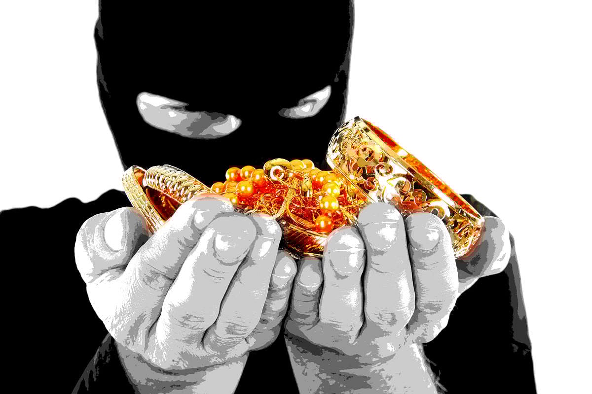 ‘ಕಳ್ಳರಿಂದ ವಶಪಡಿಸಿಕೊಂಡಿದ್ದು 2 ಕೆ.ಜಿ
ದಾಖಲೆಯಲ್ಲಿ  200 ಗ್ರಾಂ ಚಿನ್ನ!’