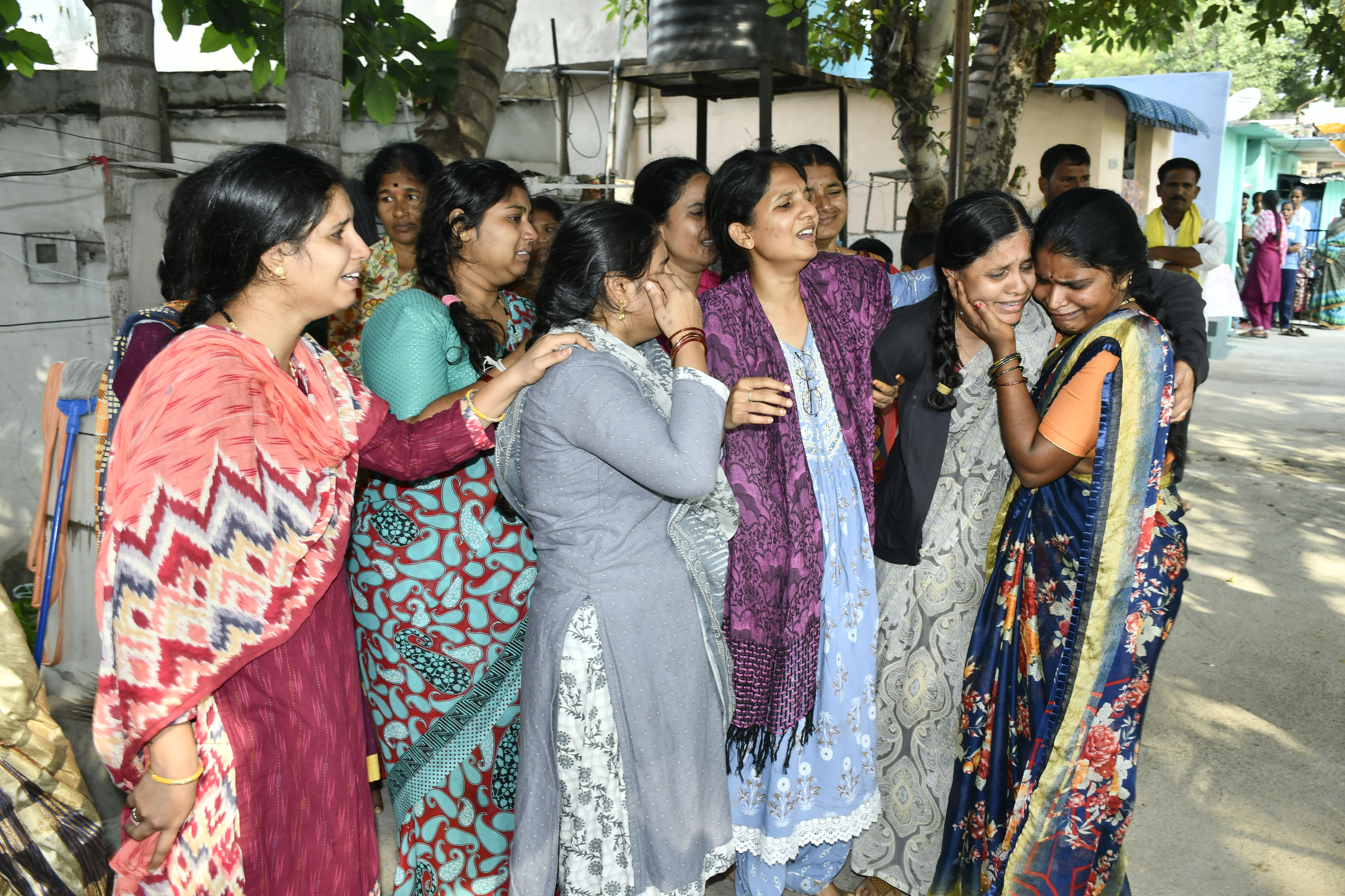 ಪ್ರವೀಣ್‌ ಕುಮಾರ್‌ ತಾಯಿ ಮತ್ತು ಅಕ್ಕನನ್ನು ಸಂತೈಸುತ್ತಿರುವ ಸಂಬಂಧಿಗಳು 