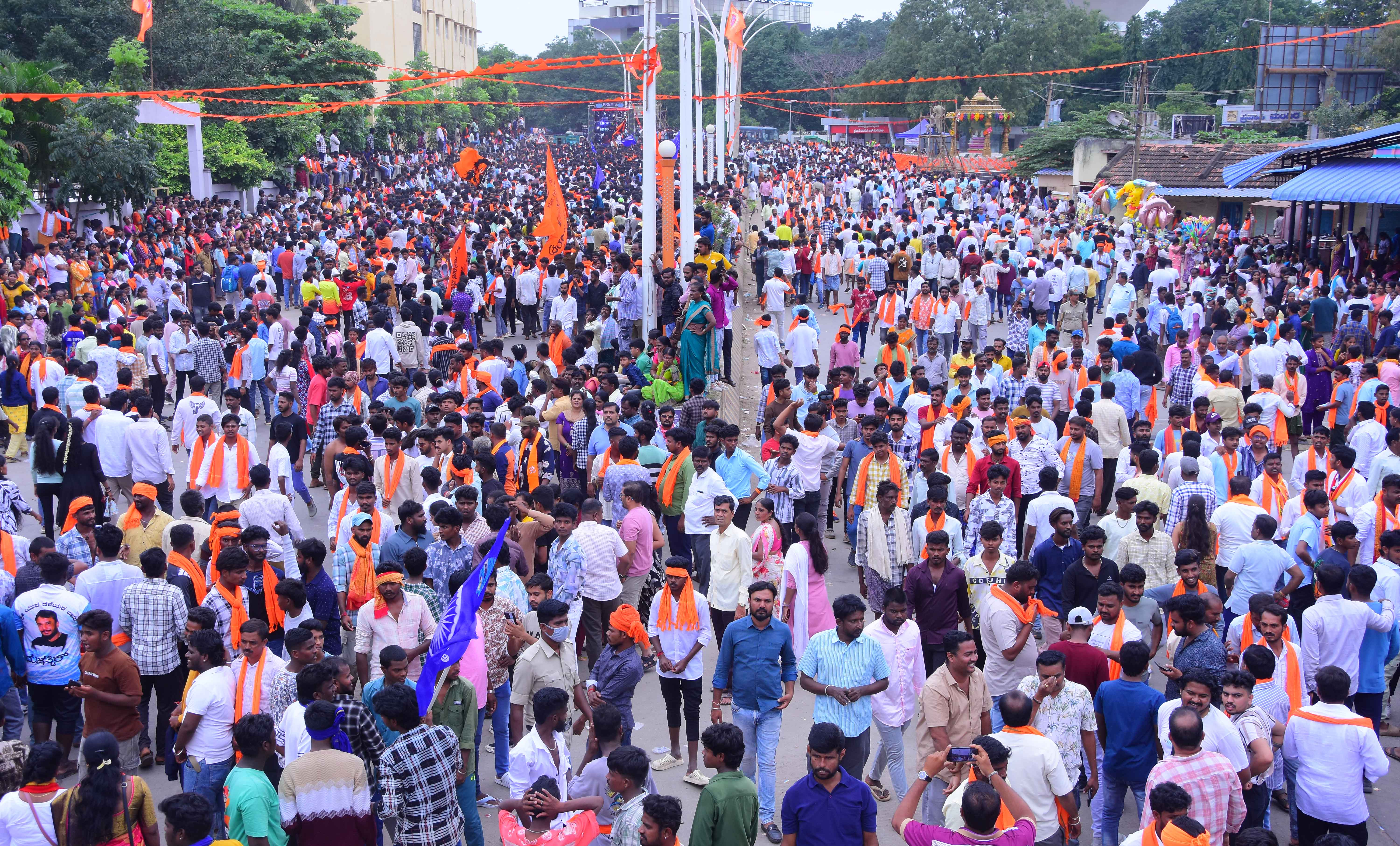 ಗಣೇಶ ಮೂರ್ತಿ ವಿಸರ್ಜನೆ ಅಂಗವಾಗಿ ಚಿತ್ರದುರ್ಗದ ಬಿ.ಡಿ ರಸ್ತೆಯಲ್ಲಿ ಶನಿವಾರ ನಡೆದ ಬೃಹತ್‌ ಶೋಭಾಯಾತ್ರೆಯಲ್ಲಿ ಪಾಲ್ಗೊಂಡಿದ್ದ ಜನಸ್ತೋಮ 