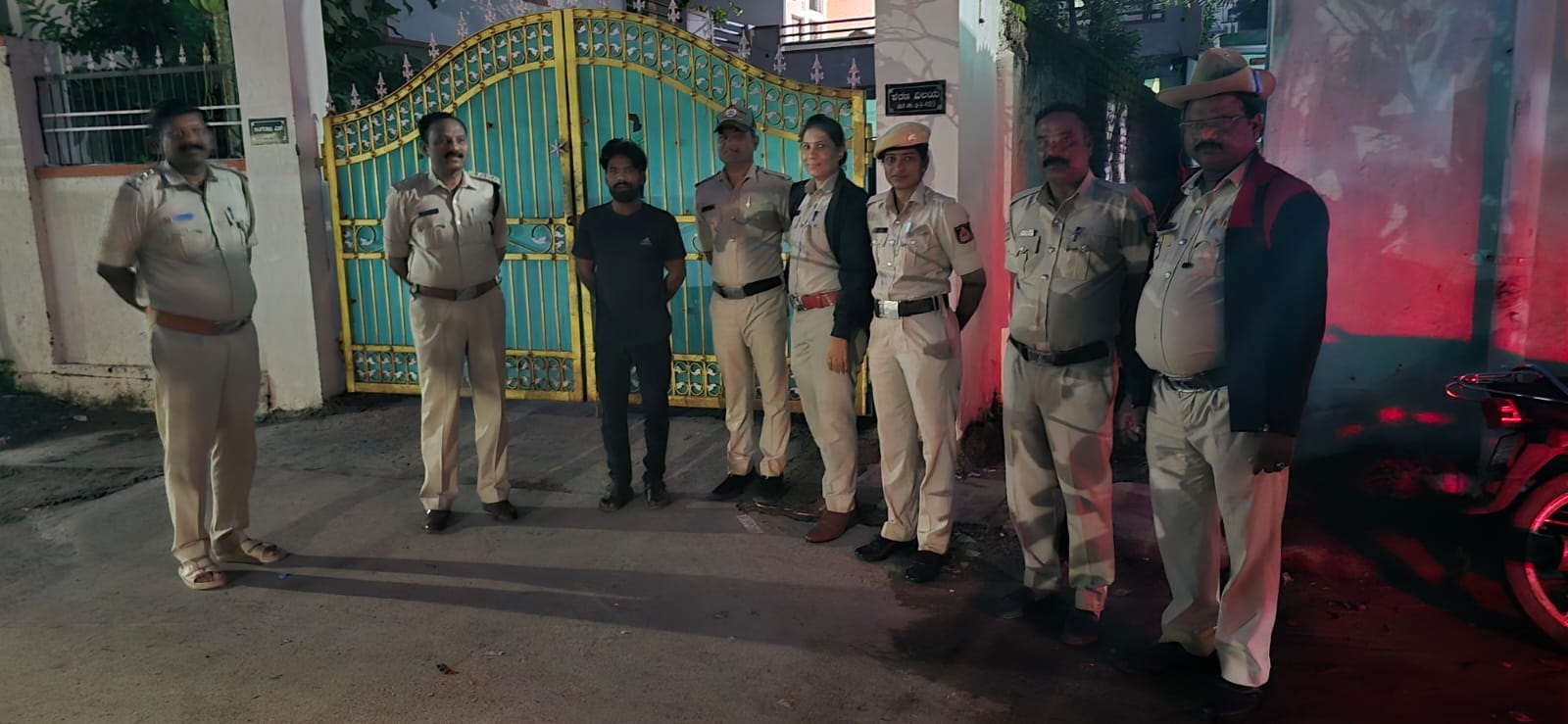 ಕಲಬುರಗಿ ನಗರದಲ್ಲಿ ರೌಡಿಶೀಟರ್‌ಗಳ ಮನೆ ಮೇಲೆ ಶನಿವಾರ ನಸುಕಿನ ಜಾವ ದಾಳಿ ನಡೆಸಿದ ಪೊಲೀಸ್‌ ಅಧಿಕಾರಿಗಳು ಅಕ್ರಮ ಚಟುವಟಿಕೆಗಳಲ್ಲಿ ತೊಡಗದಂತೆ ಎಚ್ಚರಿಕೆ ನೀಡಿದರು