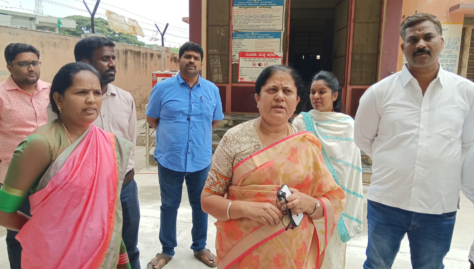 ಬಾಲಕಿಯರ ವಿದ್ಯಾರ್ಥಿ ನಿಲಯಕ್ಕೆ ಹೆಚ್ಚುವರಿ ಜಿಲ್ಲಾಧಿಕಾರಿ ಭೇಟಿ ನೀಡಿದರು