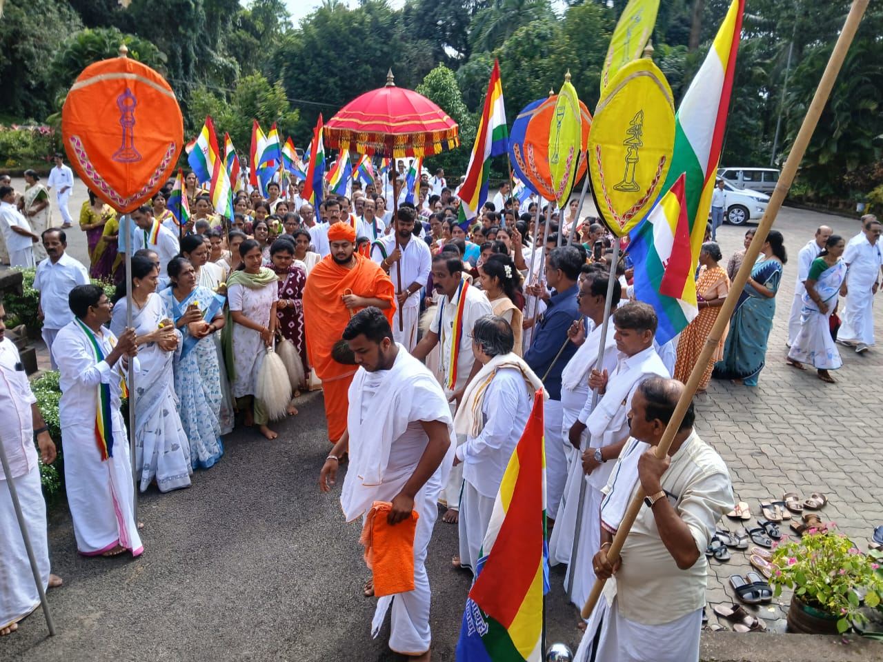 ಶ್ರವಣಬೆಳಗೊಳದ ಚಾರುಕೀರ್ತಿ ಭಟ್ಟಾರಕ ಸ್ವಾಮೀಜಿ ಅವರನ್ನು ಸ್ವಾಗತಿಸಲಾಯಿತು
