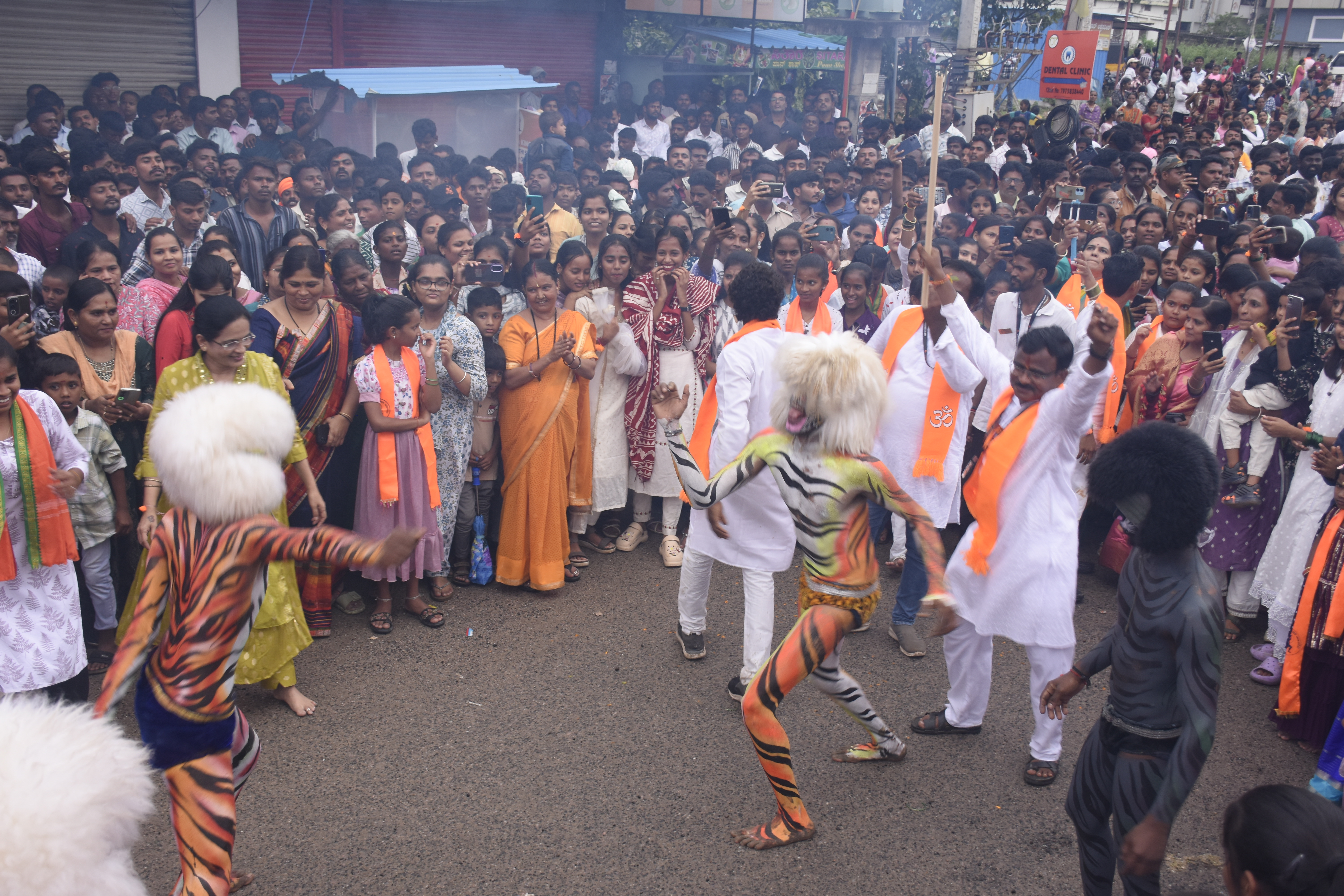 ಯಾದಗಿರಿಯಲ್ಲಿ ಶನಿವಾರ ಹಿಂದೂ ಮಹಾಗಣಪತಿ ಮೂರ್ತಿ ವಿಸರ್ಜನೆಯ ಶೋಭಾಯಾತ್ರೆಯಲ್ಲಿ ಹುಲಿ ಕುಣಿತ ಪ್ರದರ್ಶಿಸಿದ ಕಲಾವಿದರು