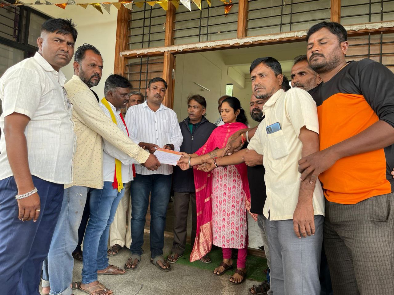 ಚಿಕ್ಕೋಡಿ ತಾಲ್ಲೂಕಿನ ಹಿರೇಕೋಡಿಯ ಅಲ್ಪಸಂಖ್ಯಾತರ ಮೊರಾರ್ಜಿ ವಸತಿ ಶಾಲೆಯ ಘಟನೆ ಖಂಡಿಸಿ ಹಿರೇಕೋಡಿ ಗ್ರಾಮ ಘಟಕದ ಕರ್ನಾಟಕ ರಕ್ಷಣಾ ವೇದಿಕೆಯ ಕಾರ್ಯಕರ್ತರು ಶಾಲೆಯ ಪ್ರಾಚಾರ್ಯರಿಗೆ ಮನವಿ ಸಲ್ಲಿಸಿದರು.