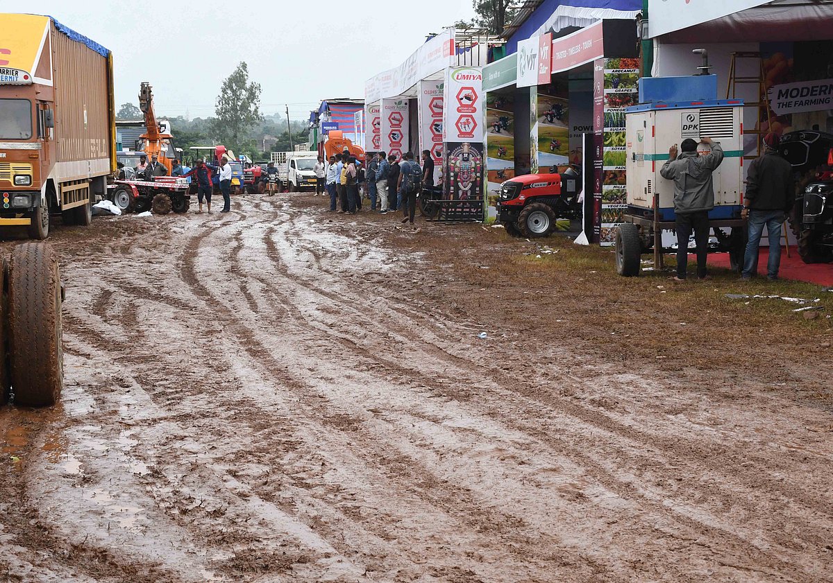 ಧಾರವಾಡ ಕೃಷಿ ಮೇಳ: ಮಳಿಗೆ ಆವರಣದಲ್ಲಿ ಕೆಸರು; ಓಡಾಟಕ್ಕೆ ತೊಂದರೆ 