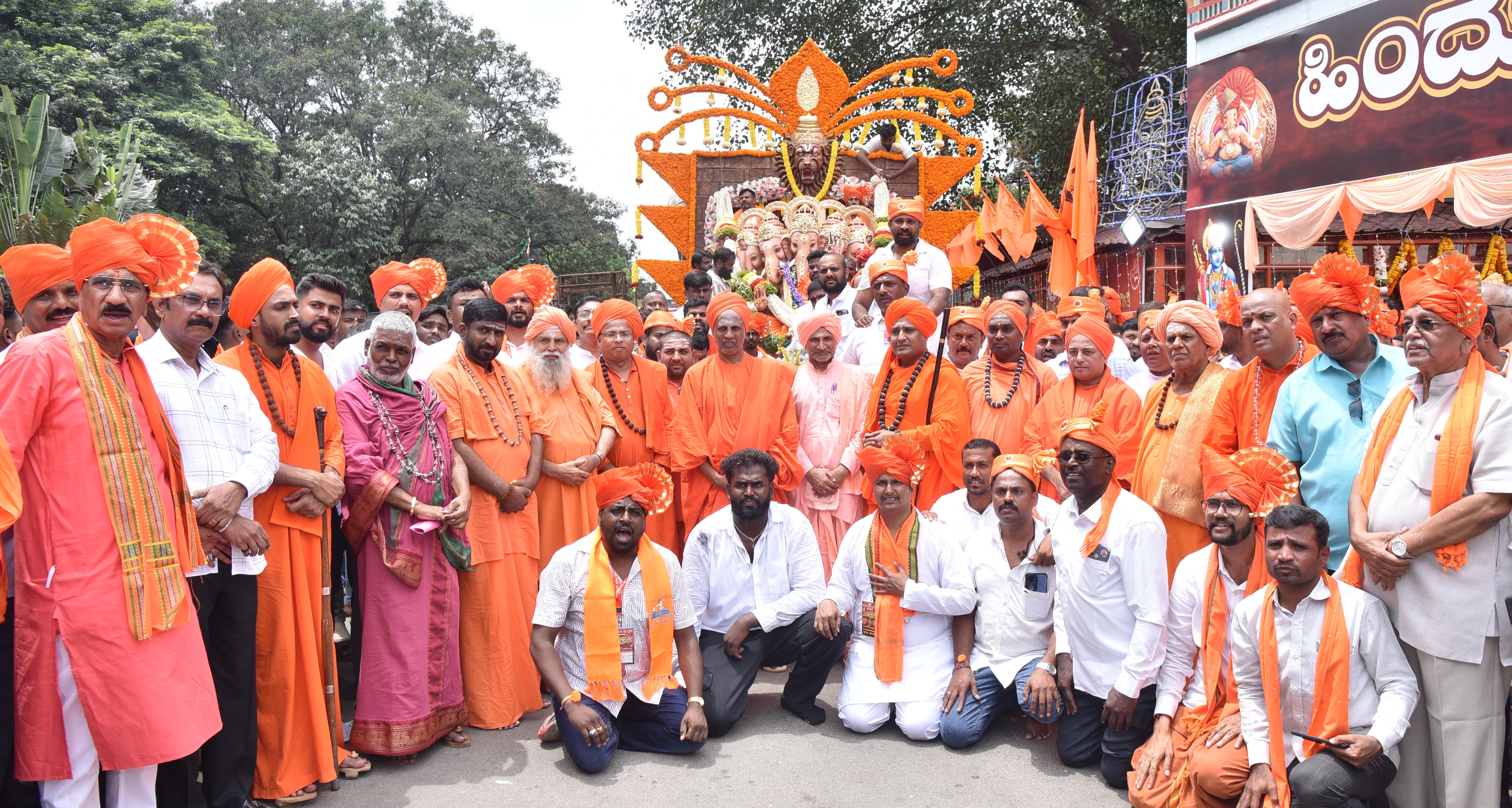 ಹಿಂದೂ ಮಹಾಗಣಪತಿ ಶೋಭಾಯಾತ್ರೆಗೆ ಸಿದ್ಧಲಿಂಗ ಸ್ವಾಮೀಜಿ ಚಾಲನೆ ನೀಡಿದರು. ಶಿವಾನಂದ ಶಿವಾಚಾರ್ಯ ಸ್ವಾಮೀಜಿ ಕಾರದ ವೀರಬಸವ ಸ್ವಾಮೀಜಿ ನೀಲಕಂಠಾಚಾರ್ಯ ಸ್ವಾಮೀಜಿ ಮಾಜಿ ಸಚಿವ ಸೊಗಡು ಶಿವಣ್ಣ ಮುಖಂಡರಾದ ಟಿ.ಬಿ.ಶೇಖರ್‌ ಮಂಜು ಭಾರ್ಗವ್‌ ಇತರರು ಹಾಜರಿದ್ದರು
