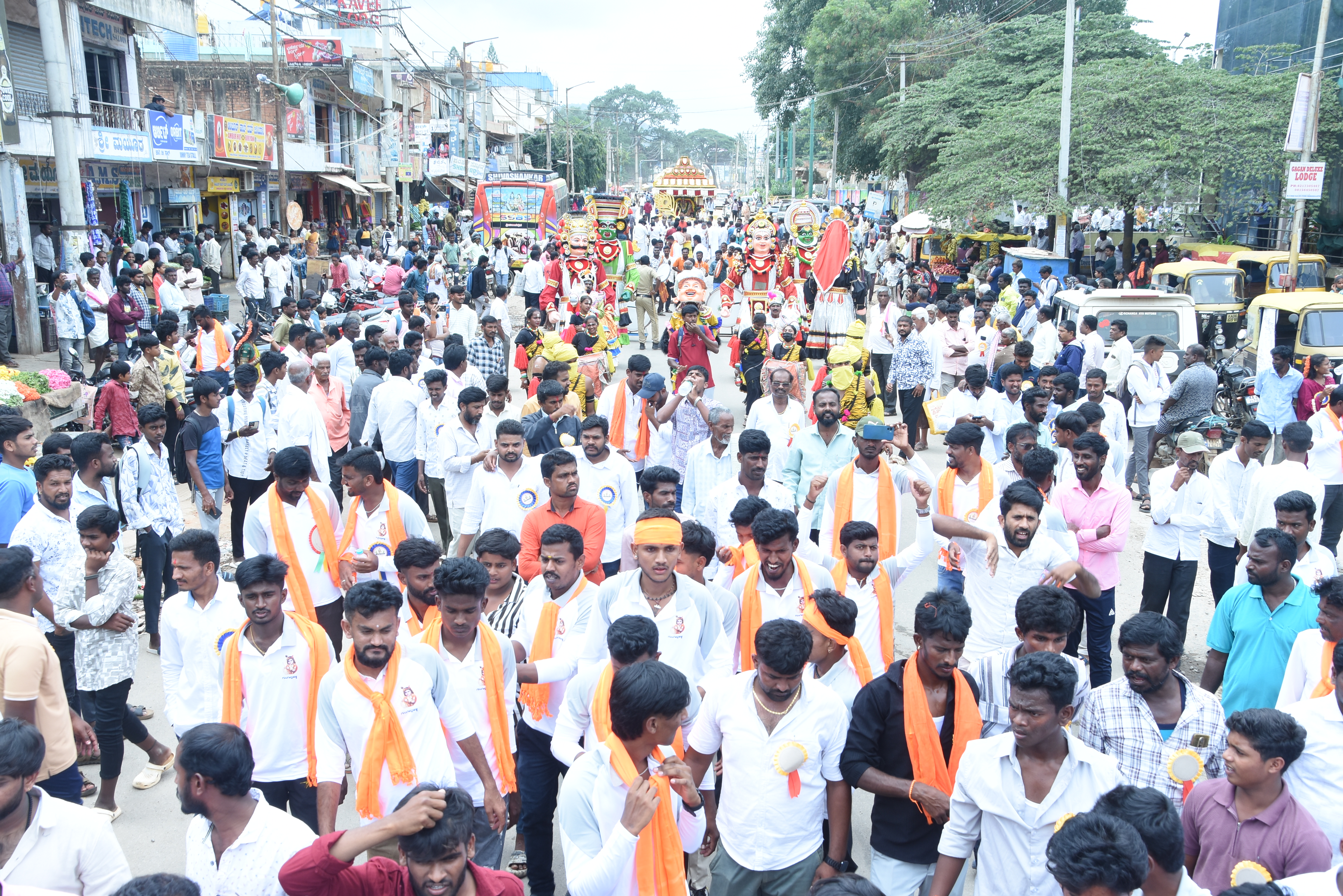 ಶ್ರೀಕೃಷ್ಣ ಪಲ್ಲಕ್ಕಿಯ ಮೆರವಣಿಗೆಯಲ್ಲಿ ಪಾಲ್ಗೊಂಡಿದ್ದ ಯಾದವ ಸಮುದಾಯದ ಜನರು