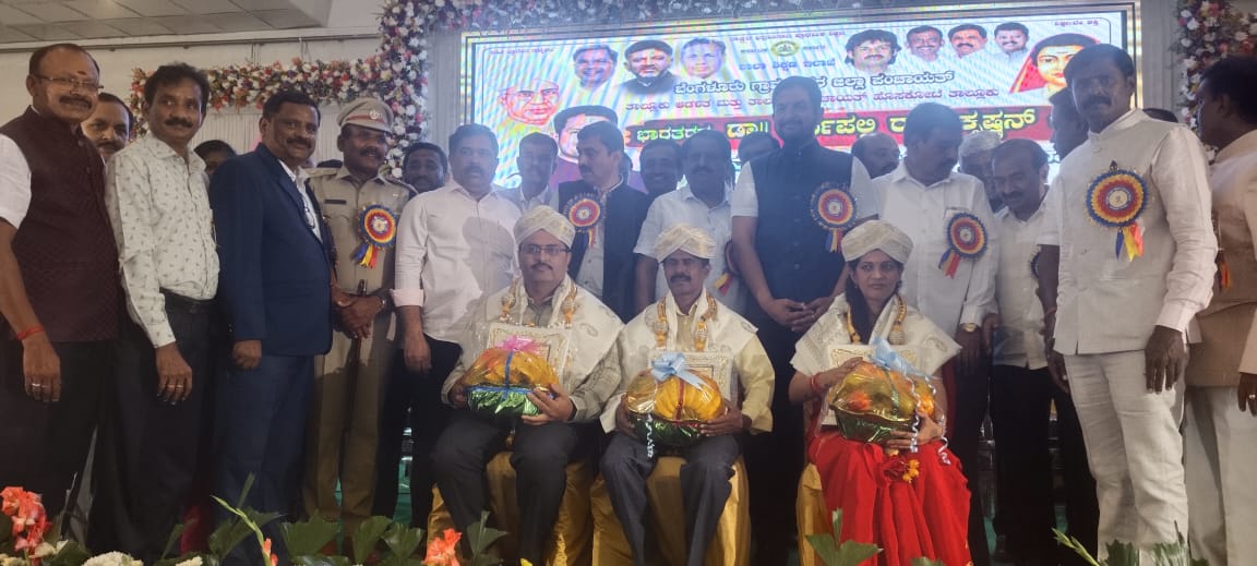 ಜಿಲ್ಲಾ ಮಟ್ಟದ ಪ್ರಶಸ್ತಿ ಪುರಸ್ಕೃತ ಶಿಕ್ಷಕರನ್ನು ಸನ್ಮಾನಿಸಲಾಯಿತು