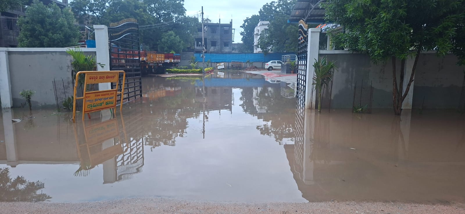 ಸಿರುಗುಪ್ಪದಲ್ಲಿ ಭಾನುವಾರ ಸುರಿದ ಮಳೆಯಿಂದಾಗಿ ನಗರದ ಪೊಲೀಸ್ ಠಾಣೆ ಆವರಣದಲ್ಲಿ ಮಳೆನೀರು ಸಂಗ್ರಹವಾಯಿತು