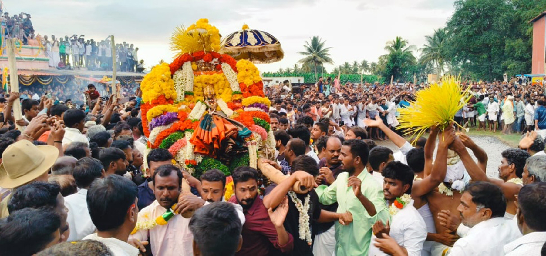ಯಳಂದೂರು ತಾಲ್ಲೂಕಿನ ಅಂಬಳೆ ಗ್ರಾಮದಲ್ಲಿ ಭಾನುವಾರ ಸಂಜೆ ಜರುಗಿದ ಕೊಂಡೋತ್ಸವದಲ್ಲಿ ಚಾಮುಂಡಾಂಬೆಯ ಉತ್ಸವ ಮೂರ್ತಿಯನ್ನು ಭಕ್ತರು ಹೊತ್ತು ಸಾಗಿದರು.