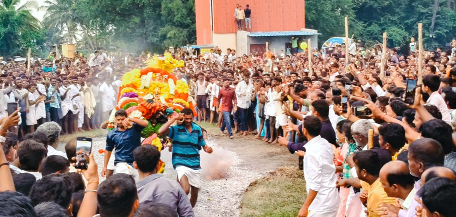 ಚಾಮುಂಡೇಶ್ವರಿ ಭಕ್ತರ ಜಯಘೋಷಗಳ ನಡುವೆ ಉತ್ಸವ ಮೂರ್ತಿ ಮೆರವಣಿಗೆ