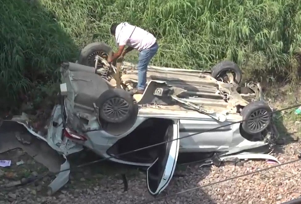 ದೆಹಲಿ: ಫ್ಲೈಓವರ್‌ನಿಂದ ರೈಲ್ವೆ ಹಳಿ ಮೇಲೆ ಬಿದ್ದ ಕಾರು, ಚಾಲಕನಿಗೆ ಗಾಯ