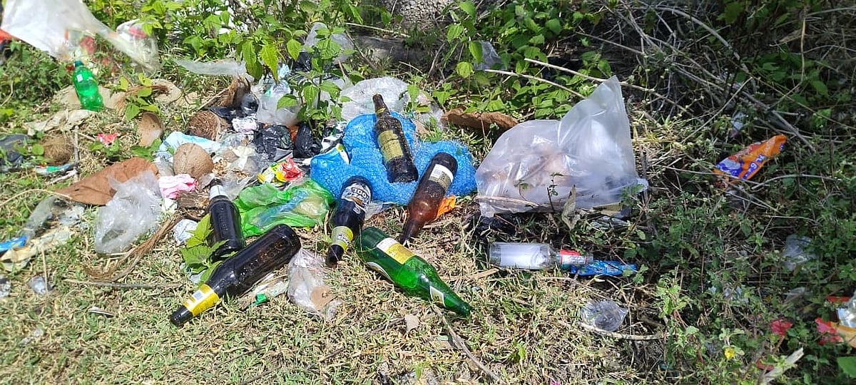 ಚಾಮರಾಜನಗರ| ಕುಡುಕರ ಮೋಜಿನ ತಾಣಗಳಾದ ಸಾರ್ವಜನಿಕ ಸ್ಥಳಗಳು: ನಾಗರಿಕರಿಗೆ ಕಿರಿಕಿರಿ