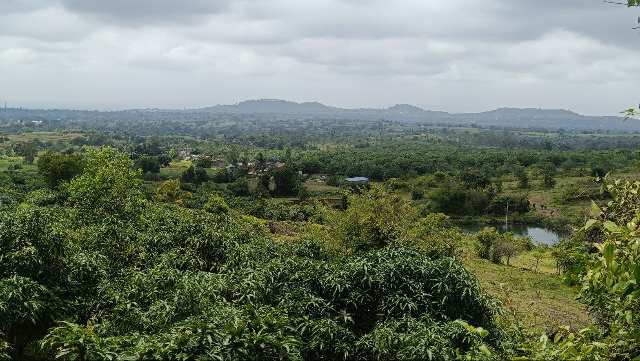 ಚಿಕ್ಕೋಡಿ ತಾಲ್ಲೂಕಿನ ಹತ್ತರವಾಟದಲ್ಲಿ ಎಸ್.ಸಿ.ಕಮತೆ ಎರಡು ಕೆರೆ ನಿರ್ಮಿಸಿದ್ದರಿಂದ ನೂರಾರು ಎಕರೆ ಜಮೀನು ಹಚ್ಚ ಹಸಿರಿನಿಂದ ಕಂಗೊಳಿಸುತ್ತಿರುವುದು