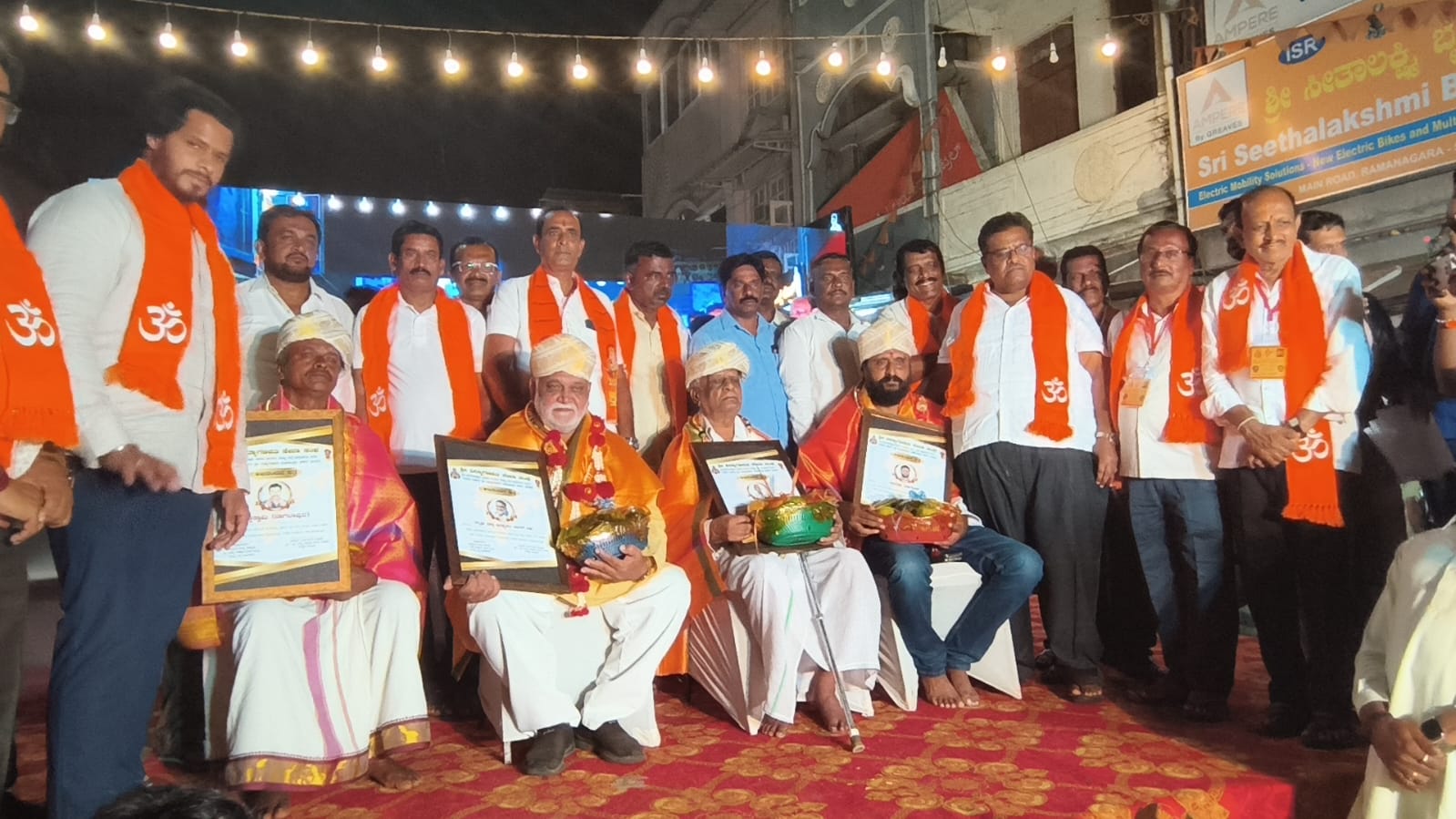 ರಾಮನಗರದ ಮುಖ್ಯರಸ್ತೆಯಲ್ಲಿ ಪ್ರತಿಷ್ಠಾಪಿದ್ದ ದೊಡ್ಡ ಗಣೇಶ ಮೂರ್ತಿ ವಿಸರ್ಜನೆಗೆ ಮುನ್ನ ಶನಿವಾರ ರಾತ್ರಿ ನಡೆದ ಕಾರ್ಯಕ್ರಮದಲ್ಲಿ ವಿವಿಧ ಕ್ಷೇತ್ರಗಳ ಸಾಧಕರನ್ನು ಸನ್ಮಾನಿಸಲಾಯಿತು. ಜೆಡಿಎಸ್ ಯುವ ಘಟಕದ ಅಧ್ಯಕ್ಷ ನಿಖಿಲ್ ಕುಮಾರಸ್ವಾಮಿ ನಗರಸಭೆ ಅಧ್ಯಕ್ಷ ಕೆ. ಶೇಷಾದ್ರಿ ಶಶಿ ಹಾಗೂ ಇತರರು ಇದ್ದಾರೆ