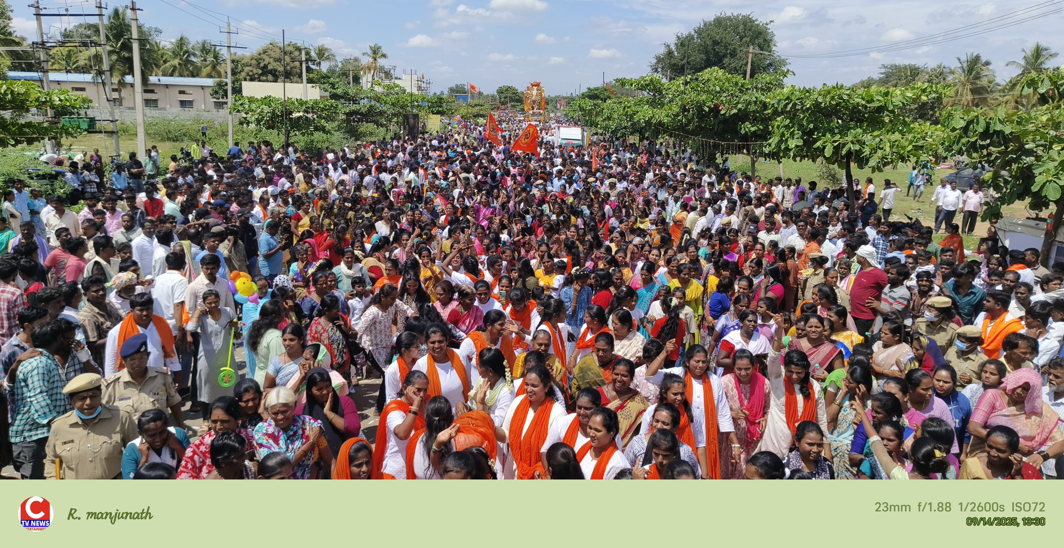 ನಗರದ ಬೈ ಪಾಸ್ ರಸ್ತೆಯಲ್ಲಿ ಗಣಪತಿ ನೋಡಲು ಬಂದ ಜನ ಸ್ತೋಮ