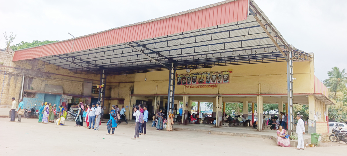 ನರೇಗಲ್‌ ಪಟ್ಟಣದ ಬಸ್‌ ನಿಲ್ದಾಣ