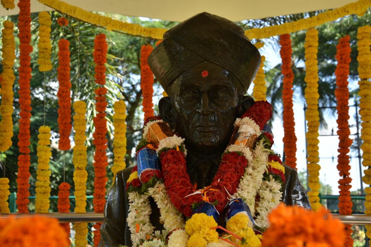 ಸರ್‌.ಎಂ.ವಿಶ್ವೇಶ್ವರಯ್ಯ ಅವರ ಸಮಾಧಿ ಮೇಲಿರುವ ಪುತ್ಥಳಿ