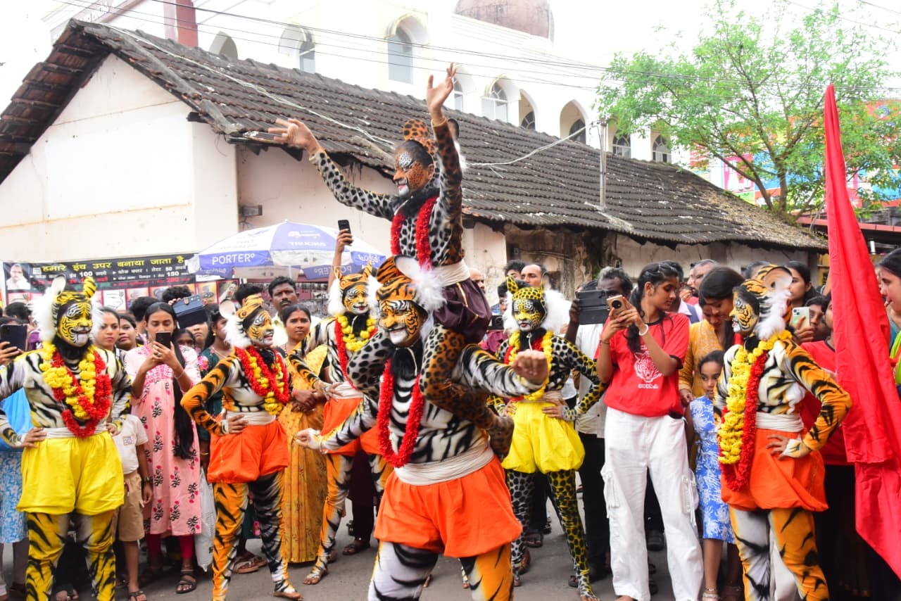 ಮಹಿಳಾ ಹುಲಿವೇಷಧಾರಿಗಳು ಉಡುಪಿ ನಗರದಲ್ಲಿ ಪ್ರದರ್ಶನ ನೀಡಿದರು
