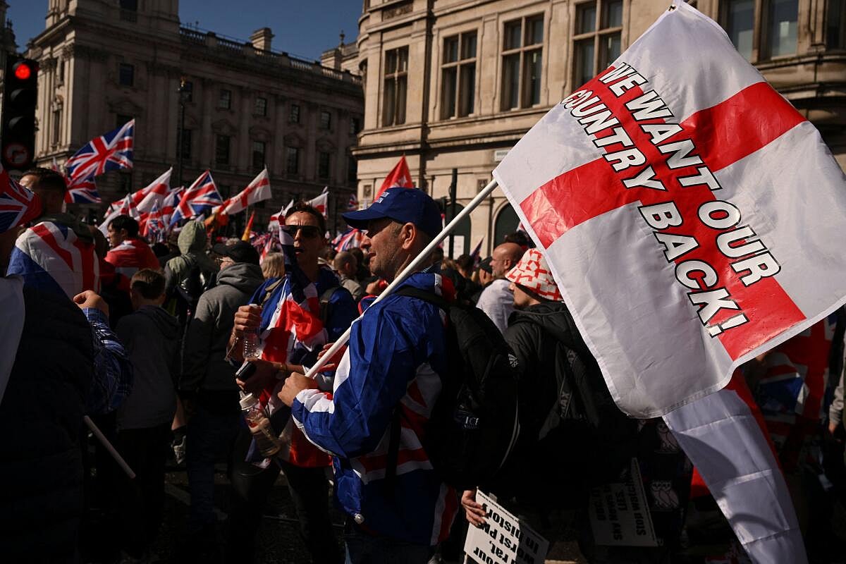 ಬ್ರಿಟನ್‌: ವಲಸೆ ನೀತಿ ಖಂಡಿಸಿ ಪ್ರತಿಭಟನೆ, 1.5 ಲಕ್ಷ ಜನ ಭಾಗಿ; ಹಲವರಿಗೆ ಗಾಯ