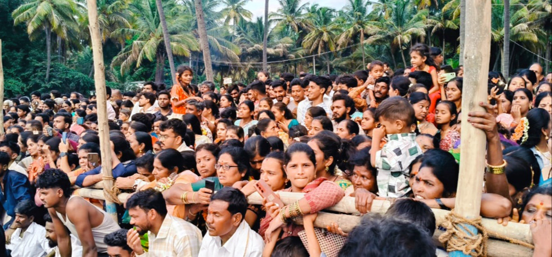 ಯಳಂದೂರು ತಾಲ್ಲೂಕಿನ ಅಂಬಳೆ ಗ್ರಾಮದಲ್ಲಿ ಭಾನುವಾರ ಸಂಜೆ ಜರುಗಿದ ಕೊಂಡೋತ್ಸವದಲ್ಲಿ ಮಹಿಳೆಯರು ಮಕ್ಕಳು ಹೆಚ್ಚಿನ ಸಂಖ್ಯೆಯಲ್ಲಿ ಜಮಾಯಿಸಿದ್ದರು